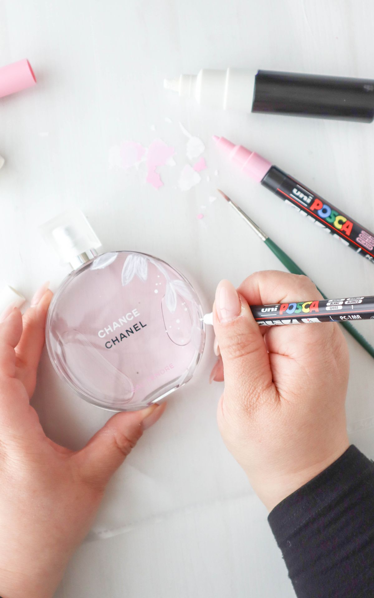 Unvergessliches Geschenk für die Schwiegermutter selbstgemacht: Veredle einen Parfümflakon mit POSCA-Stiften als DIY Schwiegermama oder Brautmutter Geschenk.