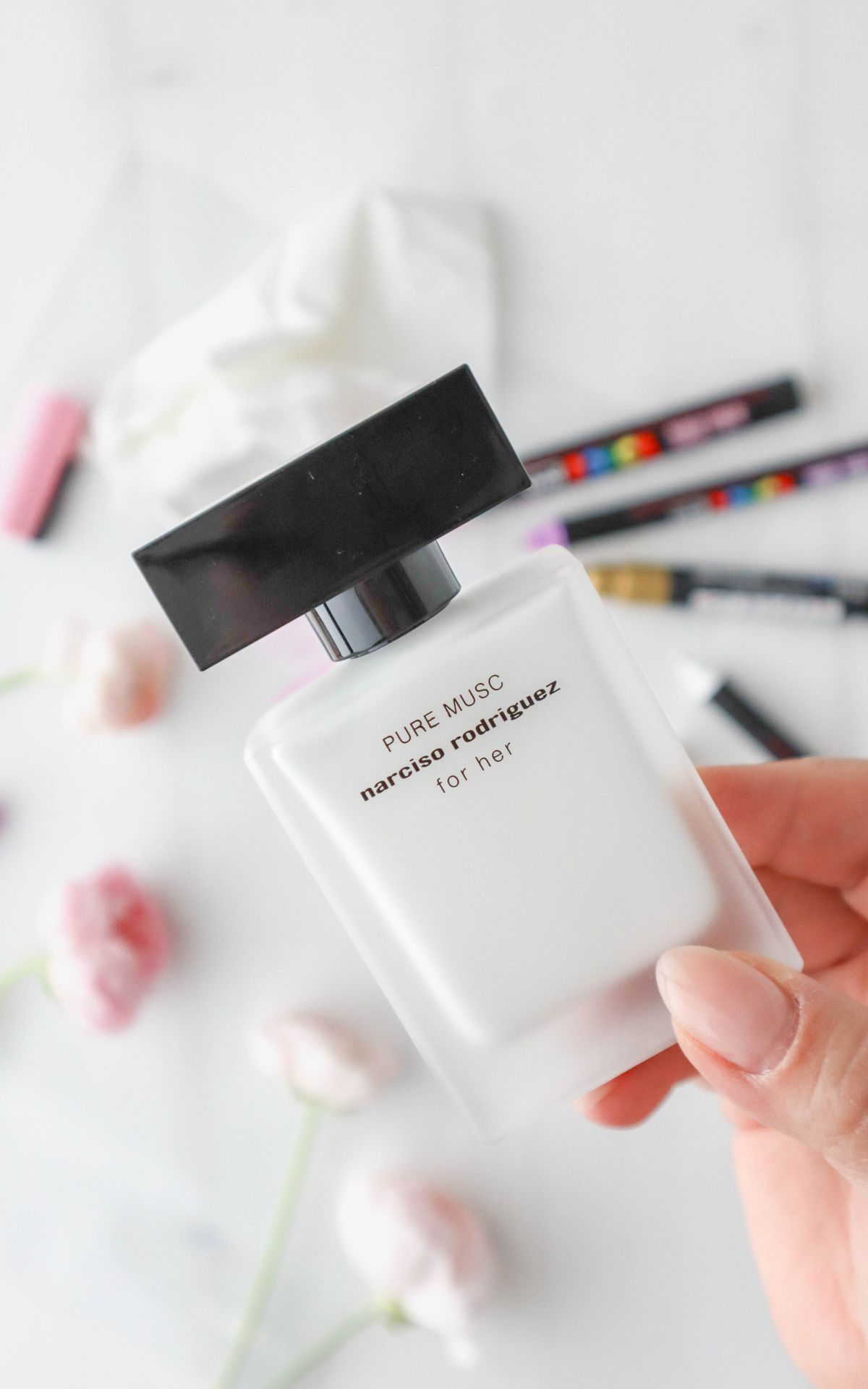 Unvergessliches Geschenk für die Schwiegermutter selbstgemacht: Veredle einen Parfümflakon mit POSCA-Stiften als DIY Schwiegermama oder Brautmutter Geschenk.