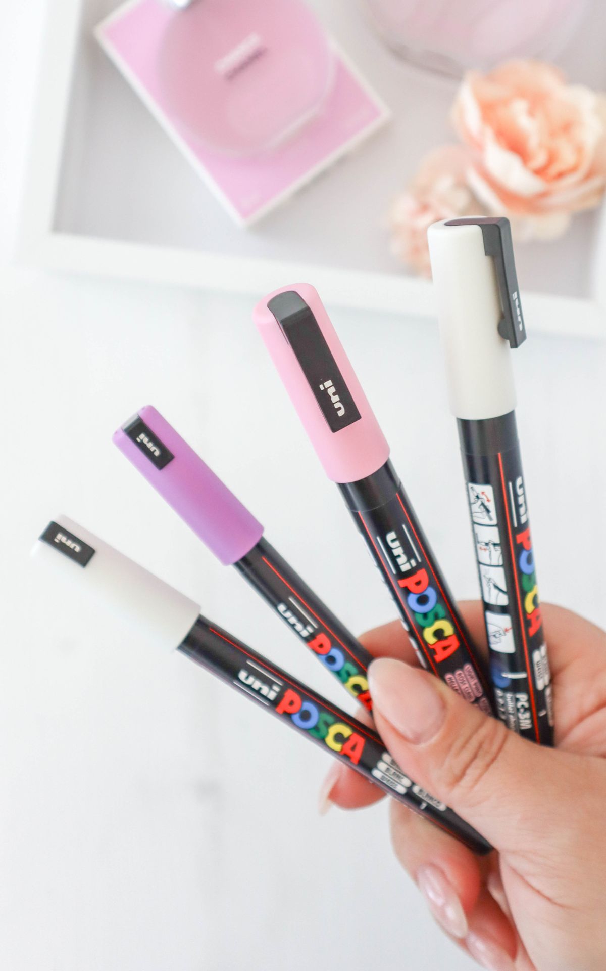 Unvergessliches Geschenk für die Schwiegermutter selbstgemacht: Veredle einen Parfümflakon mit POSCA-Stiften als DIY Schwiegermama oder Brautmutter Geschenk.