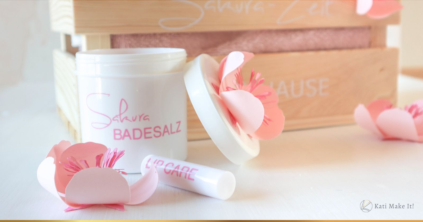 3D Blumen & Wellness Geschenk basteln: Mit dem Plotter entstehen Kirschblüten & Schriftzüge mit Japan-Flair für deine DIY Body Butter, Lippenbalsam & Peeling.