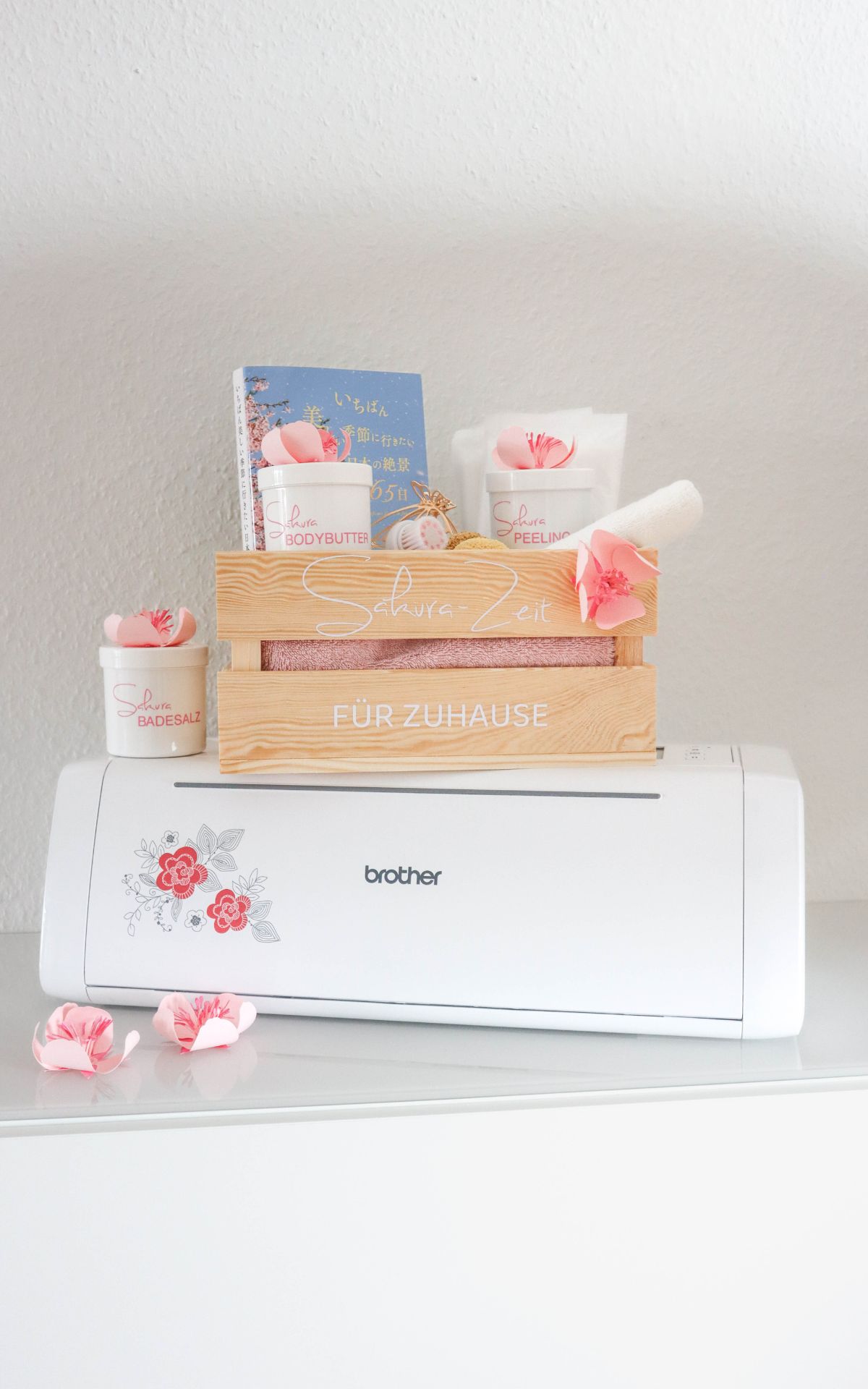 3D Blumen & Wellness Geschenk basteln: Mit dem Plotter entstehen Kirschblüten & Schriftzüge mit Japan-Flair für deine DIY Body Butter, Lippenbalsam & Peeling.
