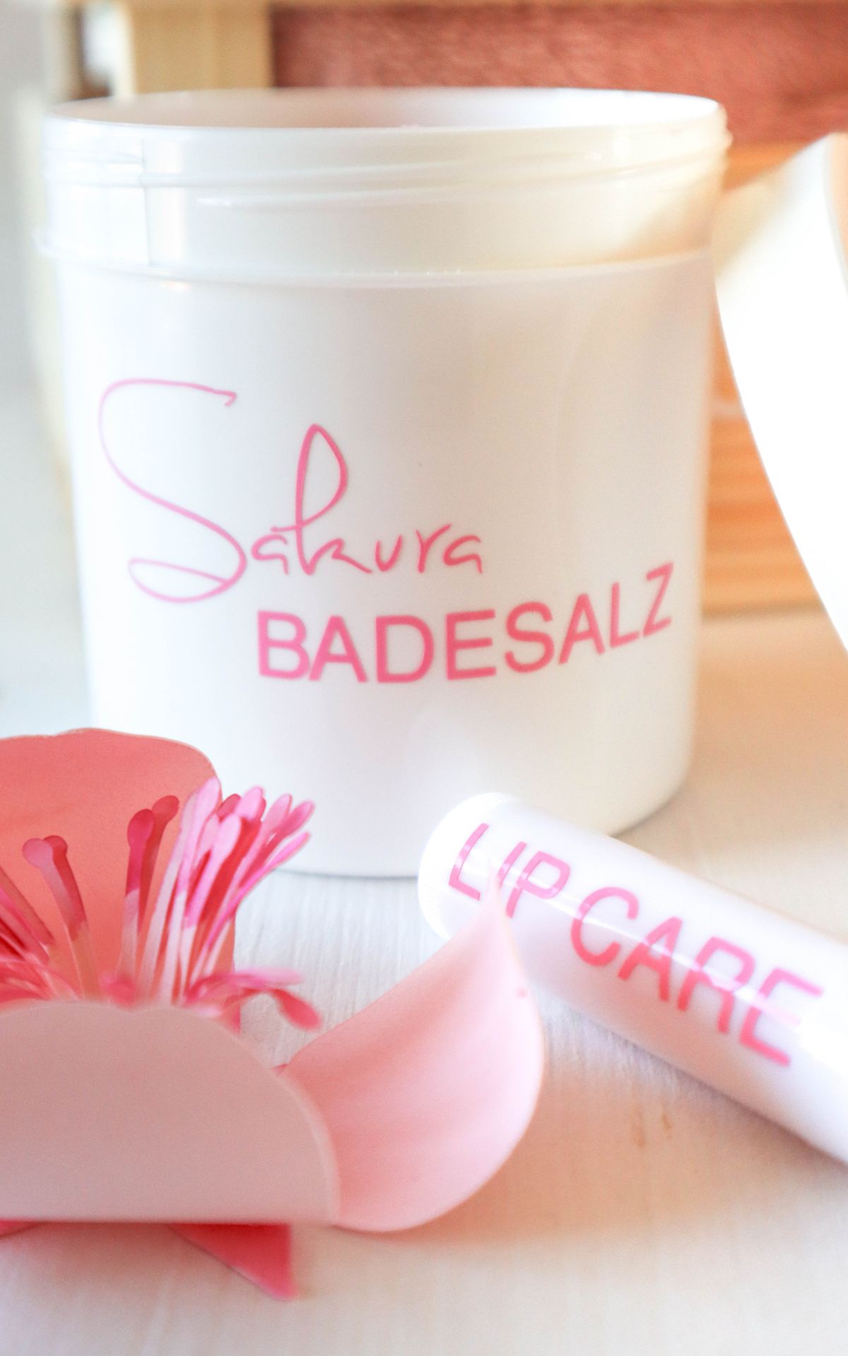 3D Blumen & Wellness Geschenk basteln: Mit dem Plotter entstehen Kirschblüten & Schriftzüge mit Japan-Flair für deine DIY Body Butter, Lippenbalsam & Peeling.