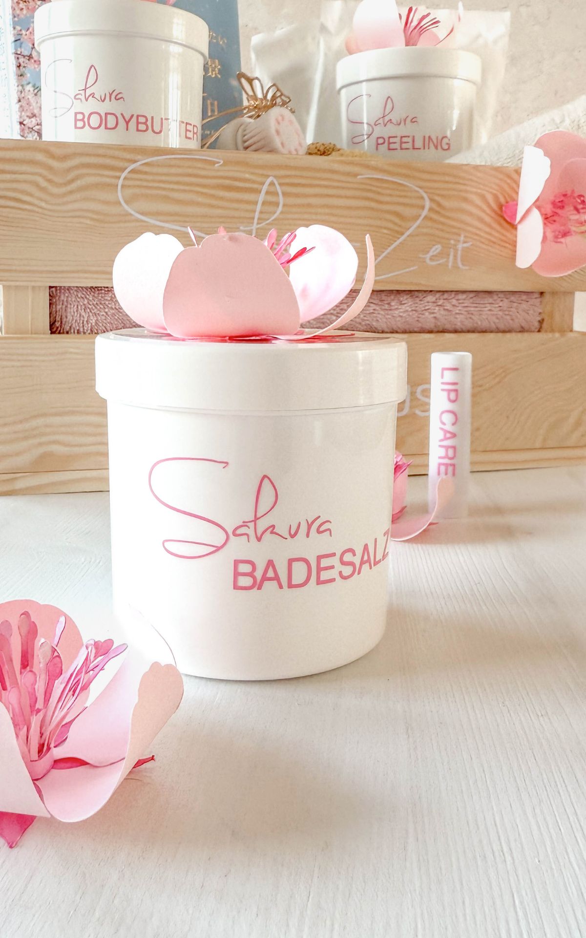 3D Blumen & Wellness Geschenk basteln: Mit dem Plotter entstehen Kirschblüten & Schriftzüge mit Japan-Flair für deine DIY Body Butter, Lippenbalsam & Peeling.