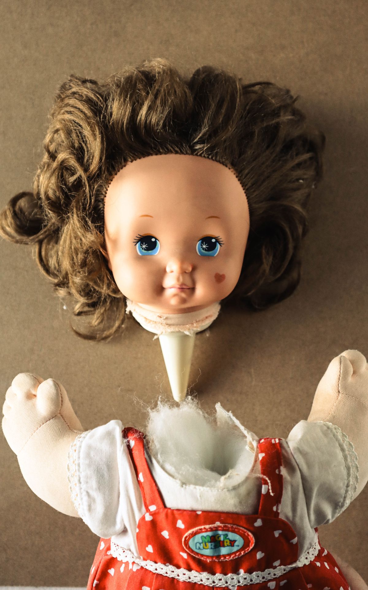 Halloween Idee mit Schockeffekt: DIY Geisterbild als gruselige Deko mit Puppe, Spinnweben & Bilderrahmen in 3D-Optik