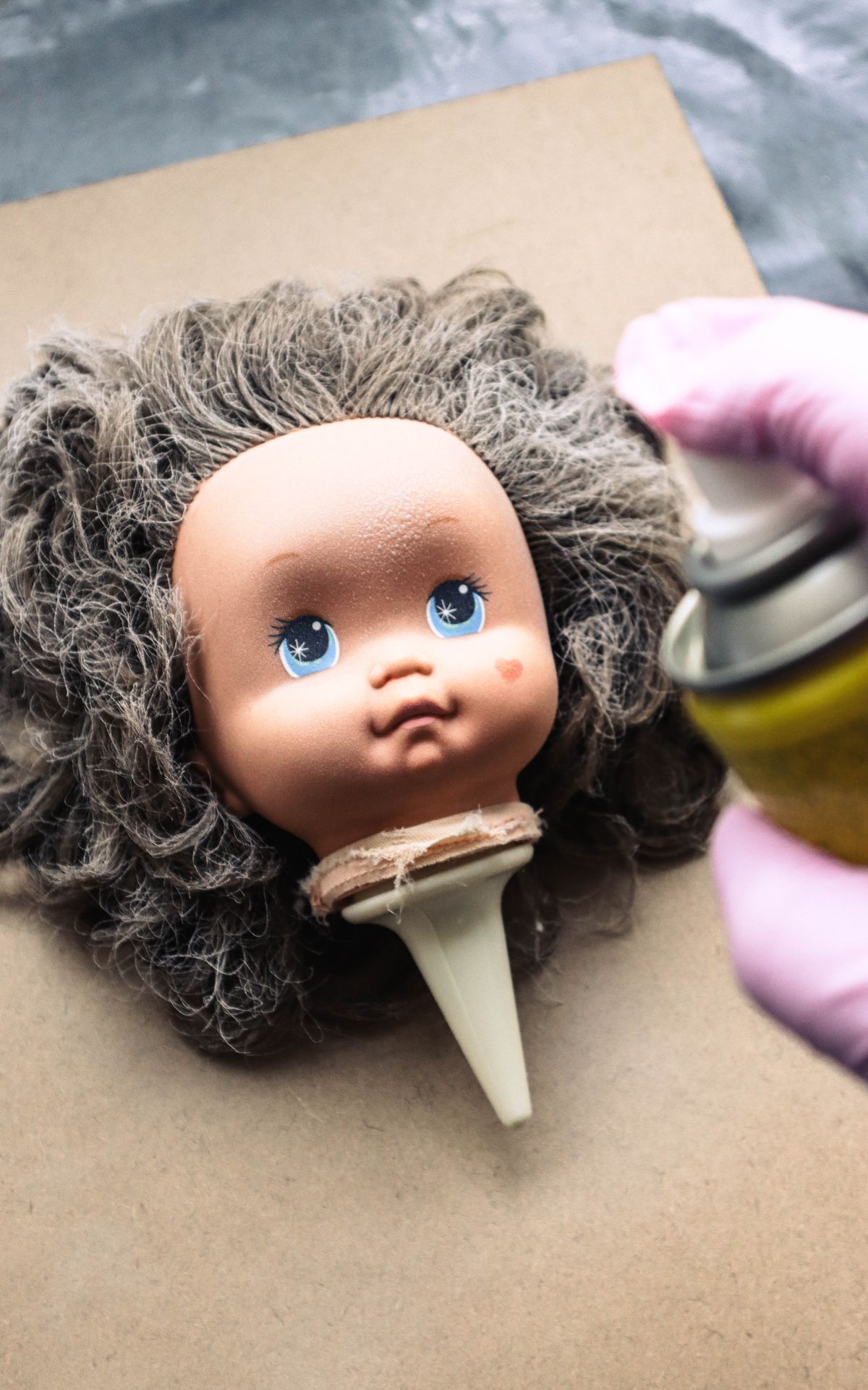 Halloween Idee mit Schockeffekt: DIY Geisterbild als gruselige Deko mit Puppe, Spinnweben & Bilderrahmen in 3D-Optik