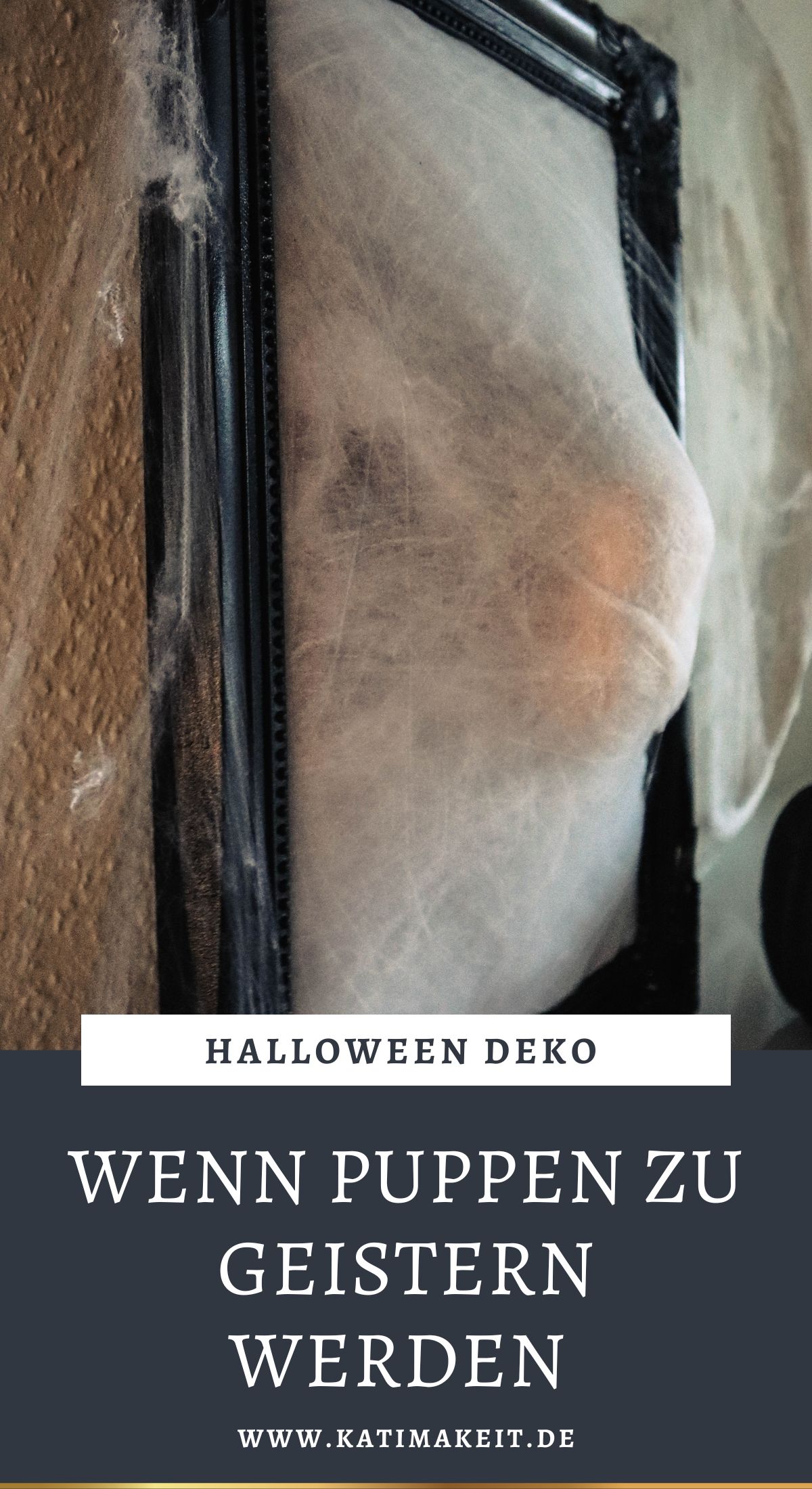 Halloween Idee mit Schockeffekt: DIY Geisterbild als gruselige Deko mit Puppe, Spinnweben & Bilderrahmen in 3D-Optik