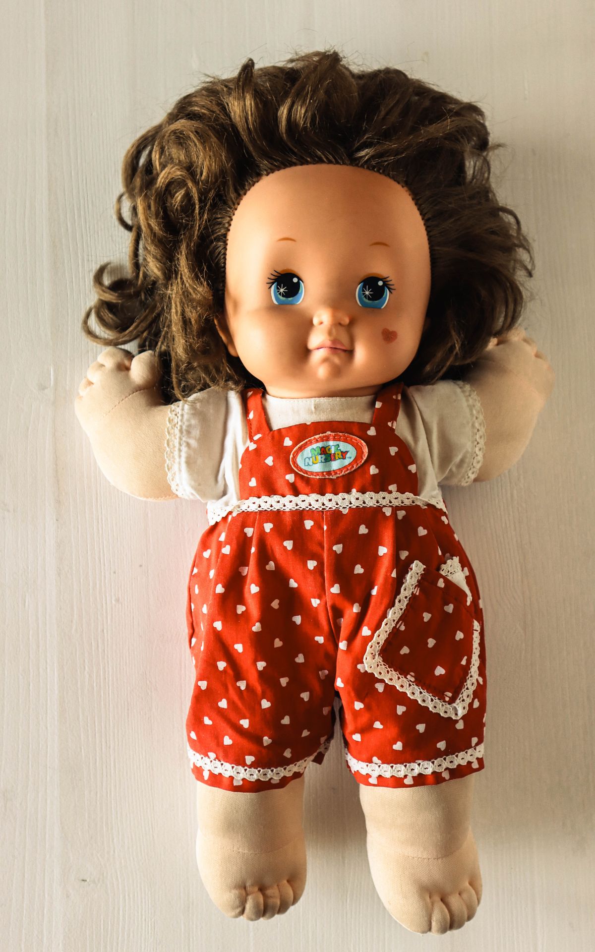 Halloween Idee mit Schockeffekt: DIY Geisterbild als gruselige Deko mit Puppe, Spinnweben & Bilderrahmen in 3D-Optik
