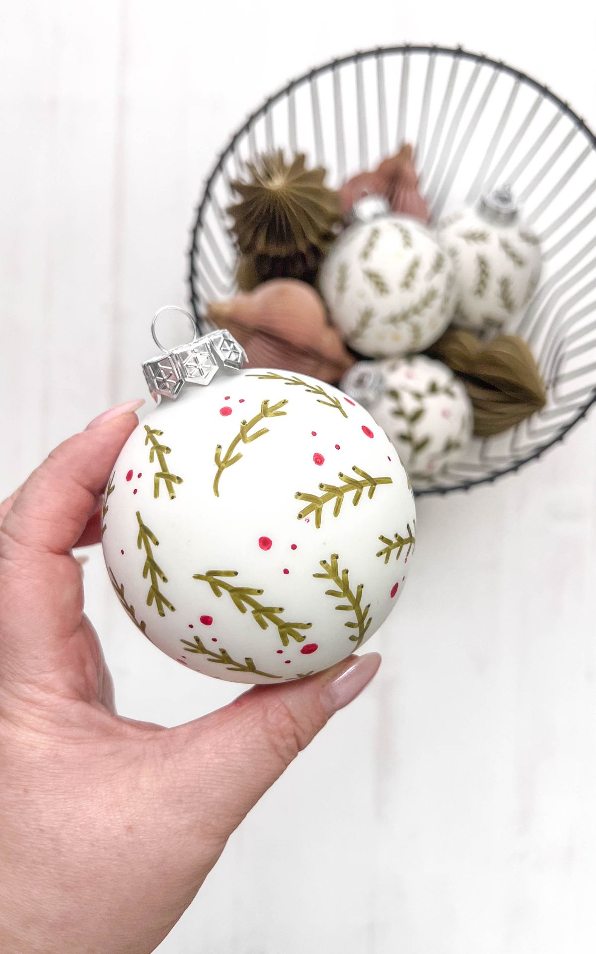 Erlebe festliche Kreativität im Breuningerland Ludwigsburg: Kostenlose DIY-Workshops mit Kati Make It 05. - 19.12.2025! Komm vorbei und lass dich inspirieren. Wir basteln: Nikolausstiefel und bemalen Weihnachtskugeln aus Glas. 