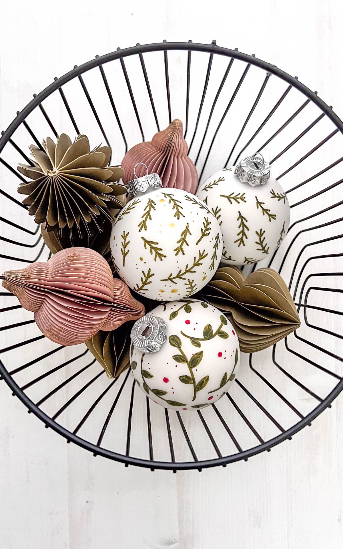 Erlebe festliche Kreativität im Breuningerland Ludwigsburg: Kostenlose DIY-Workshops mit Kati Make It 05. - 19.12.2025! Komm vorbei und lass dich inspirieren. Wir basteln: Nikolausstiefel und bemalen Weihnachtskugeln aus Glas. 