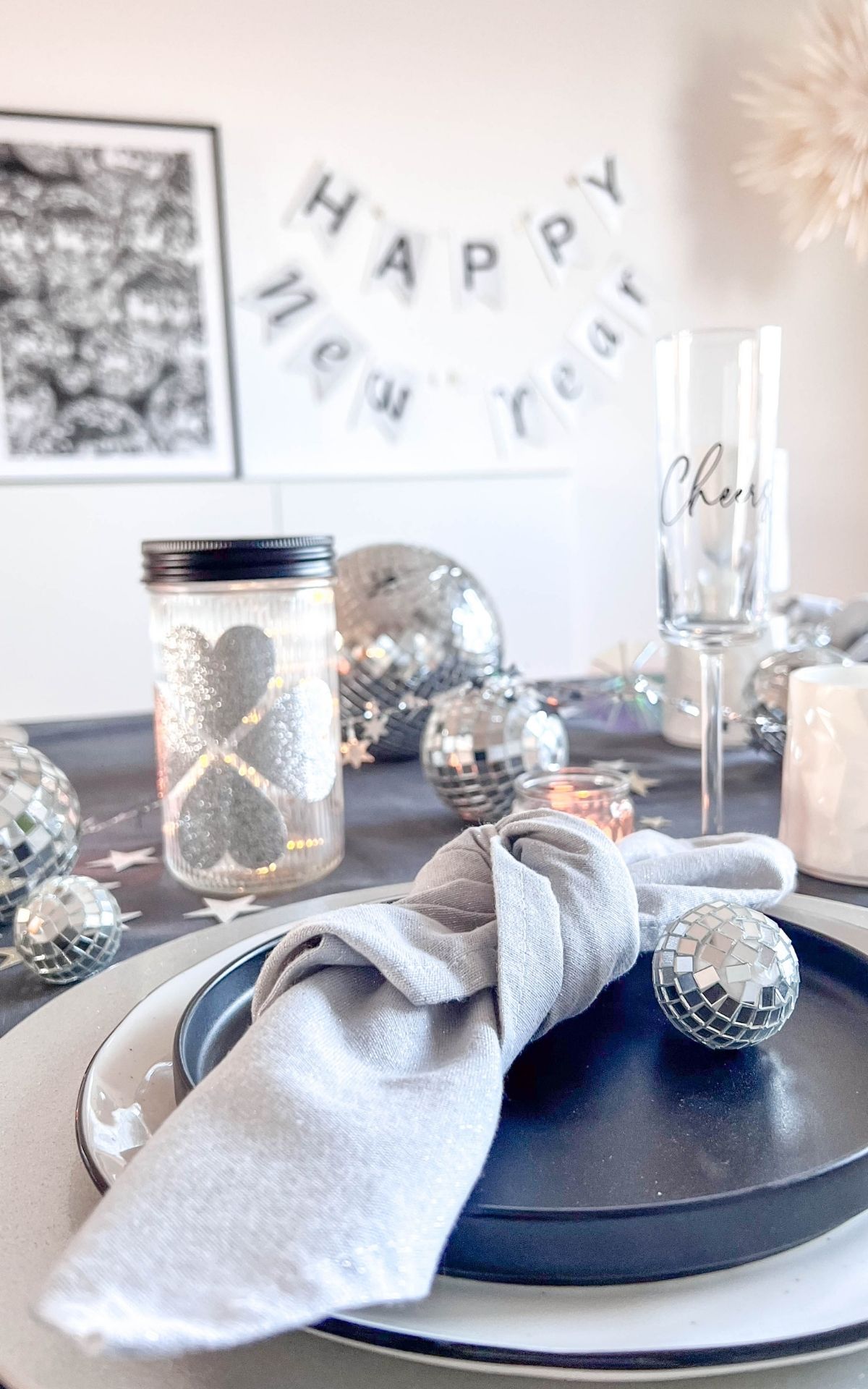 Basteln für Silvester: Funkelnde DIY Ideen für Girlanden und Tischdeko zu Silvester Glitzernde Silvesterdeko basteln mit Plotter: DIY-Ideen für Girlanden, Glücksgläser und Sektgläser in Gold und Schwarz. Perfekt für deine Silvesterparty!