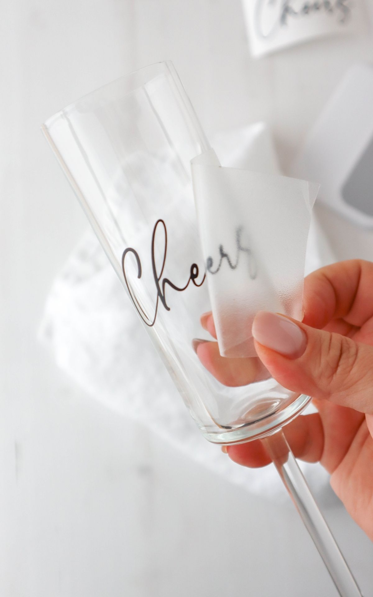 Basteln für Silvester: Funkelnde DIY Ideen für Girlanden und Tischdeko zu Silvester Glitzernde Silvesterdeko basteln mit Plotter: DIY-Ideen für Girlanden, Glücksgläser und Sektgläser in Gold und Schwarz. Perfekt für deine Silvesterparty!