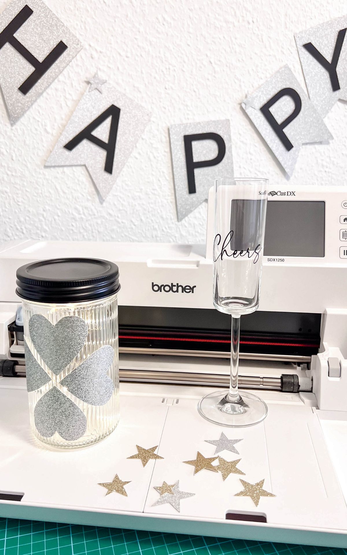 Basteln für Silvester: Funkelnde DIY Ideen für Girlanden und Tischdeko zu Silvester Glitzernde Silvesterdeko basteln mit Plotter: DIY-Ideen für Girlanden, Glücksgläser und Sektgläser in Gold und Schwarz. Perfekt für deine Silvesterparty!