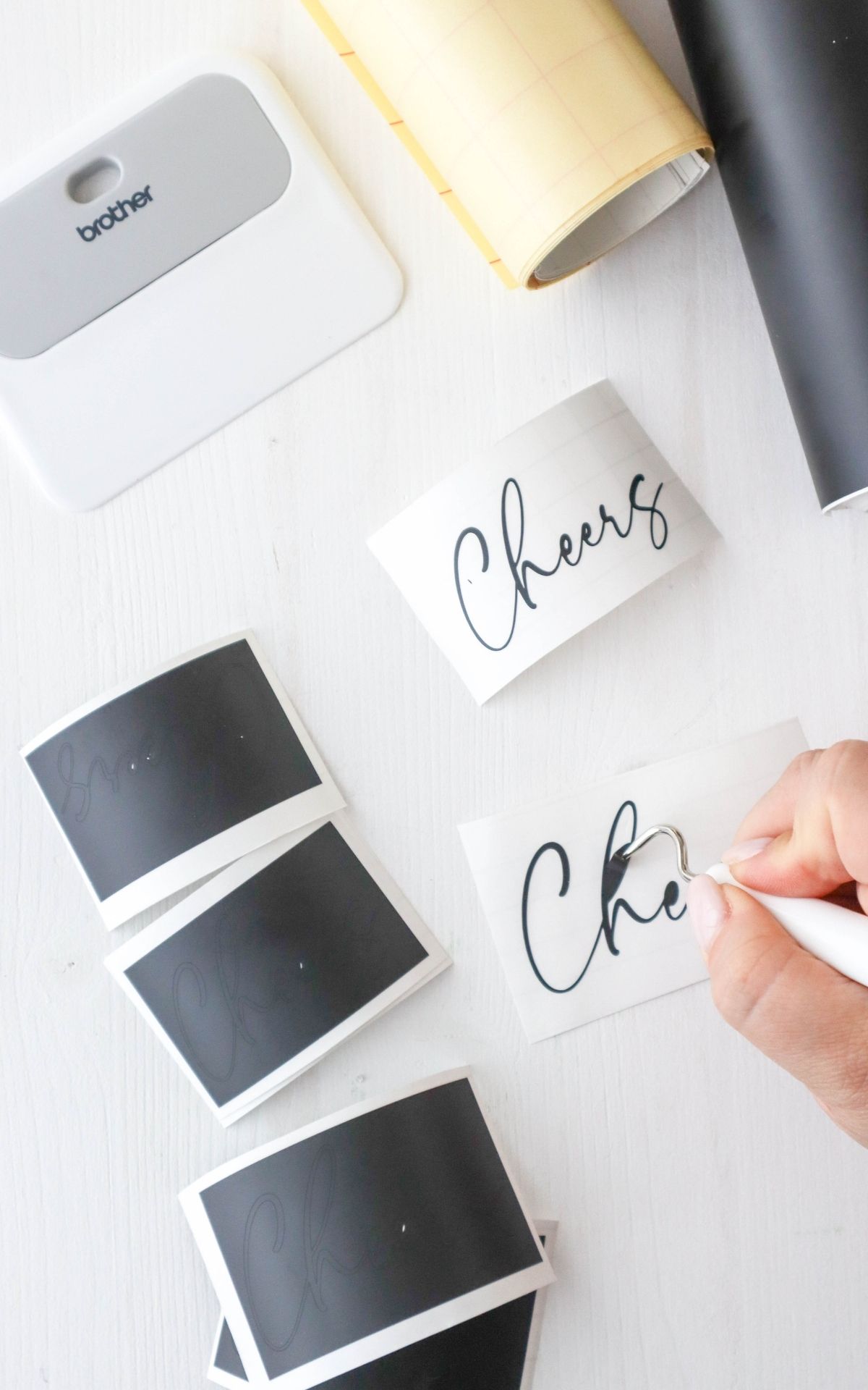 Basteln für Silvester: Funkelnde DIY Ideen für Girlanden und Tischdeko zu Silvester Glitzernde Silvesterdeko basteln mit Plotter: DIY-Ideen für Girlanden, Glücksgläser und Sektgläser in Gold und Schwarz. Perfekt für deine Silvesterparty!