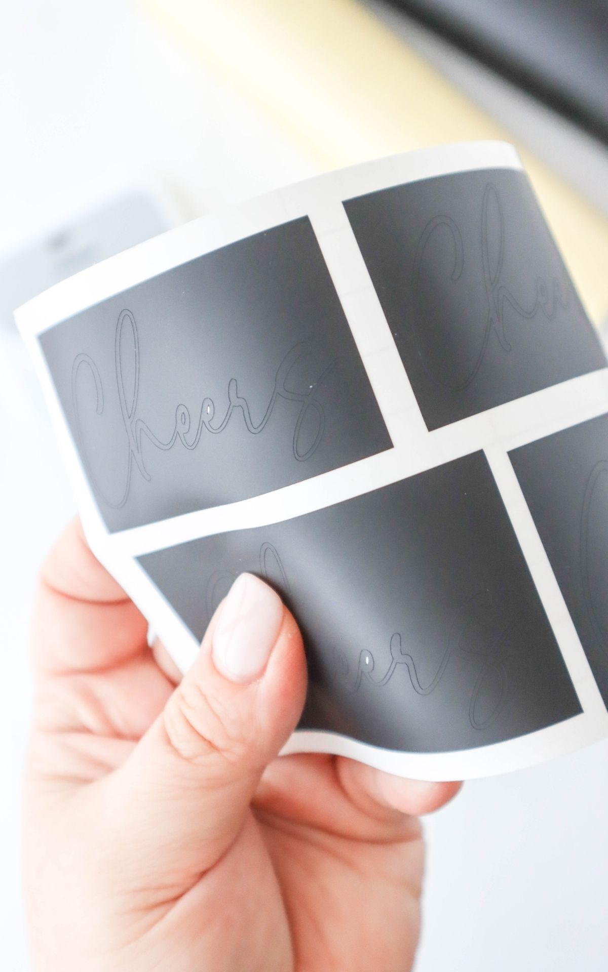 Basteln für Silvester: Funkelnde DIY Ideen für Girlanden und Tischdeko zu Silvester Glitzernde Silvesterdeko basteln mit Plotter: DIY-Ideen für Girlanden, Glücksgläser und Sektgläser in Gold und Schwarz. Perfekt für deine Silvesterparty!