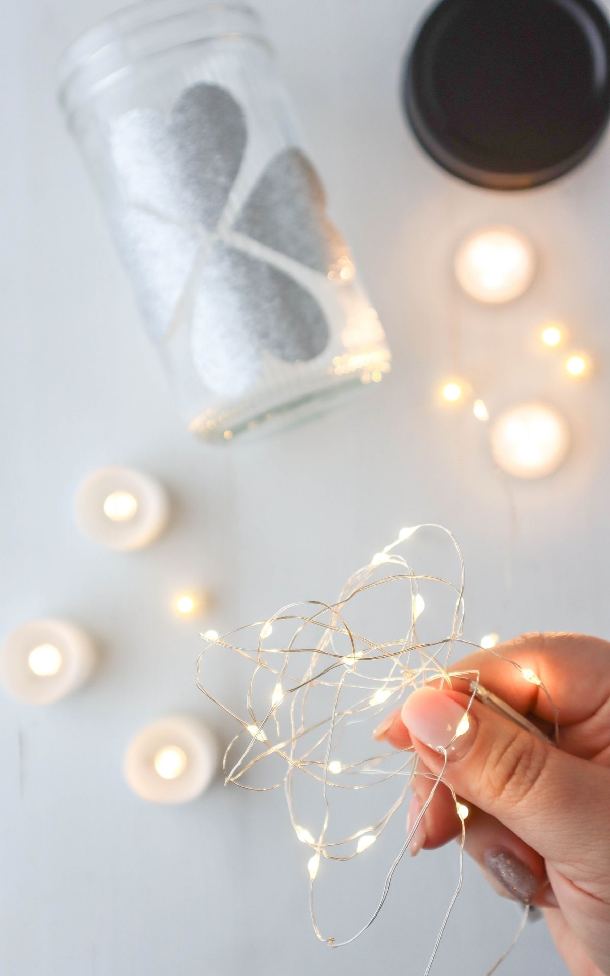 Basteln für Silvester: Funkelnde DIY Ideen für Girlanden und Tischdeko zu Silvester Glitzernde Silvesterdeko basteln mit Plotter: DIY-Ideen für Girlanden, Glücksgläser und Sektgläser in Gold und Schwarz. Perfekt für deine Silvesterparty!