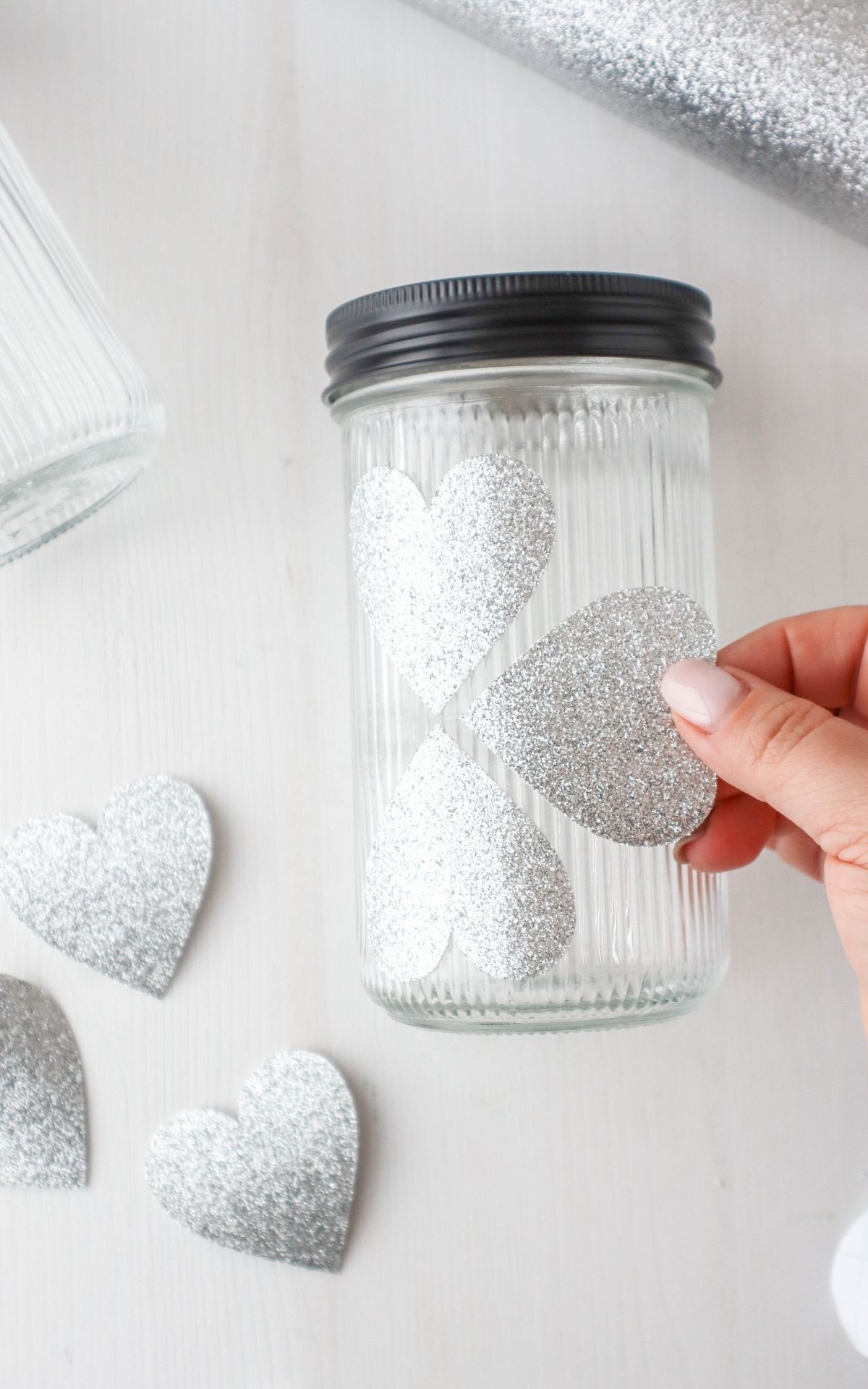 Basteln für Silvester: Funkelnde DIY Ideen für Girlanden und Tischdeko zu Silvester Glitzernde Silvesterdeko basteln mit Plotter: DIY-Ideen für Girlanden, Glücksgläser und Sektgläser in Gold und Schwarz. Perfekt für deine Silvesterparty!