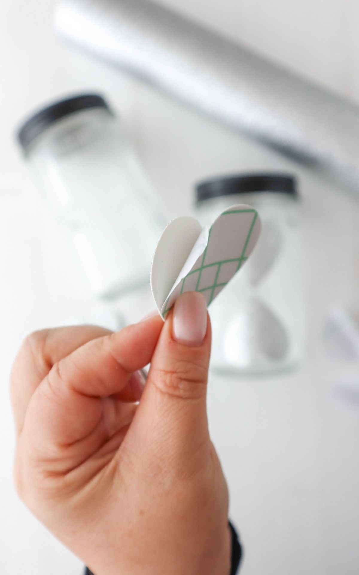 Basteln für Silvester: Funkelnde DIY Ideen für Girlanden und Tischdeko zu Silvester Glitzernde Silvesterdeko basteln mit Plotter: DIY-Ideen für Girlanden, Glücksgläser und Sektgläser in Gold und Schwarz. Perfekt für deine Silvesterparty!