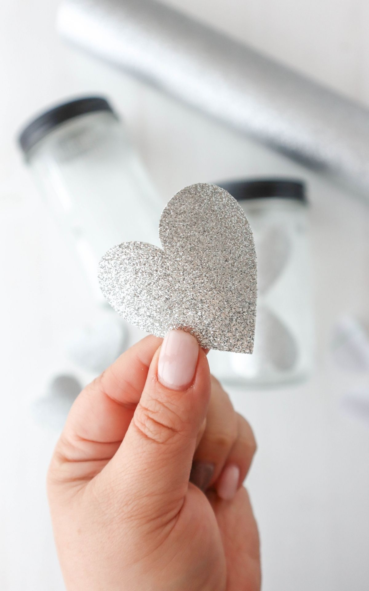 Basteln für Silvester: Funkelnde DIY Ideen für Girlanden und Tischdeko zu Silvester Glitzernde Silvesterdeko basteln mit Plotter: DIY-Ideen für Girlanden, Glücksgläser und Sektgläser in Gold und Schwarz. Perfekt für deine Silvesterparty!