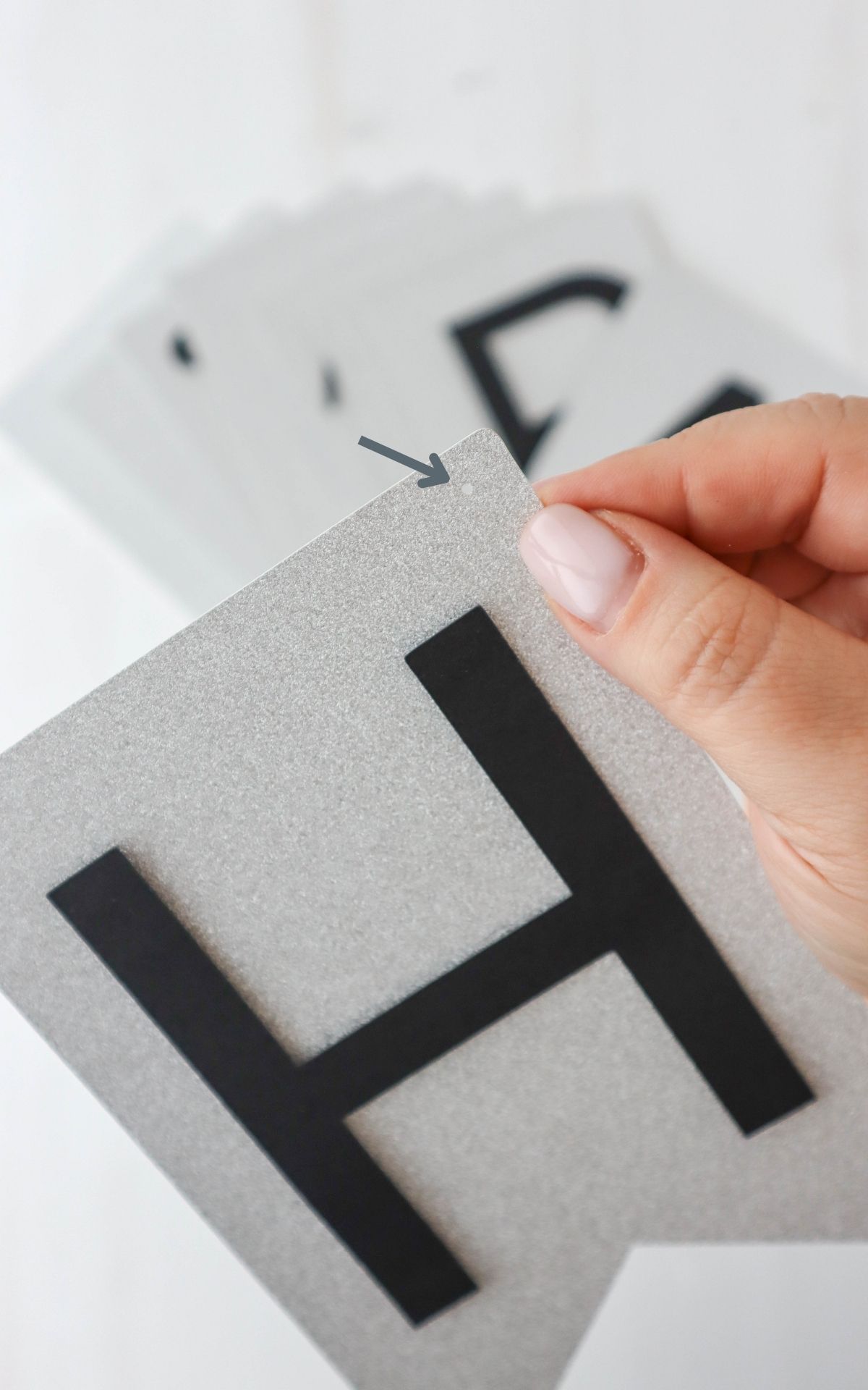 Basteln für Silvester: Funkelnde DIY Ideen für Girlanden und Tischdeko zu Silvester Glitzernde Silvesterdeko basteln mit Plotter: DIY-Ideen für Girlanden, Glücksgläser und Sektgläser in Gold und Schwarz. Perfekt für deine Silvesterparty!