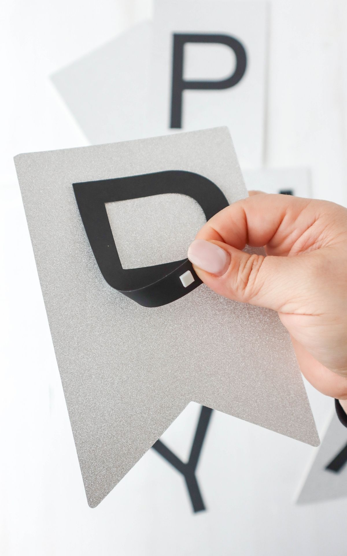 Basteln für Silvester: Funkelnde DIY Ideen für Girlanden und Tischdeko zu Silvester Glitzernde Silvesterdeko basteln mit Plotter: DIY-Ideen für Girlanden, Glücksgläser und Sektgläser in Gold und Schwarz. Perfekt für deine Silvesterparty!