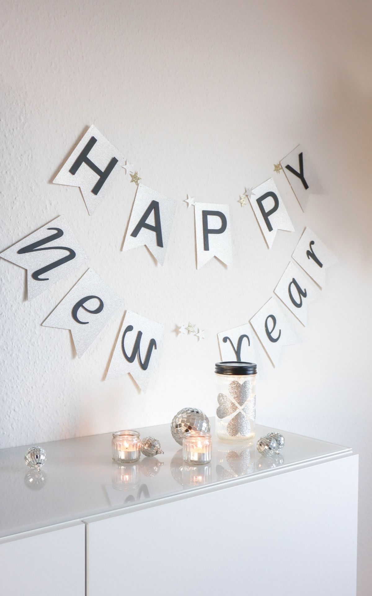 Basteln für Silvester: Funkelnde DIY Ideen für Girlanden und Tischdeko zu Silvester Glitzernde Silvesterdeko basteln mit Plotter: DIY-Ideen für Girlanden, Glücksgläser und Sektgläser in Gold und Schwarz. Perfekt für deine Silvesterparty!