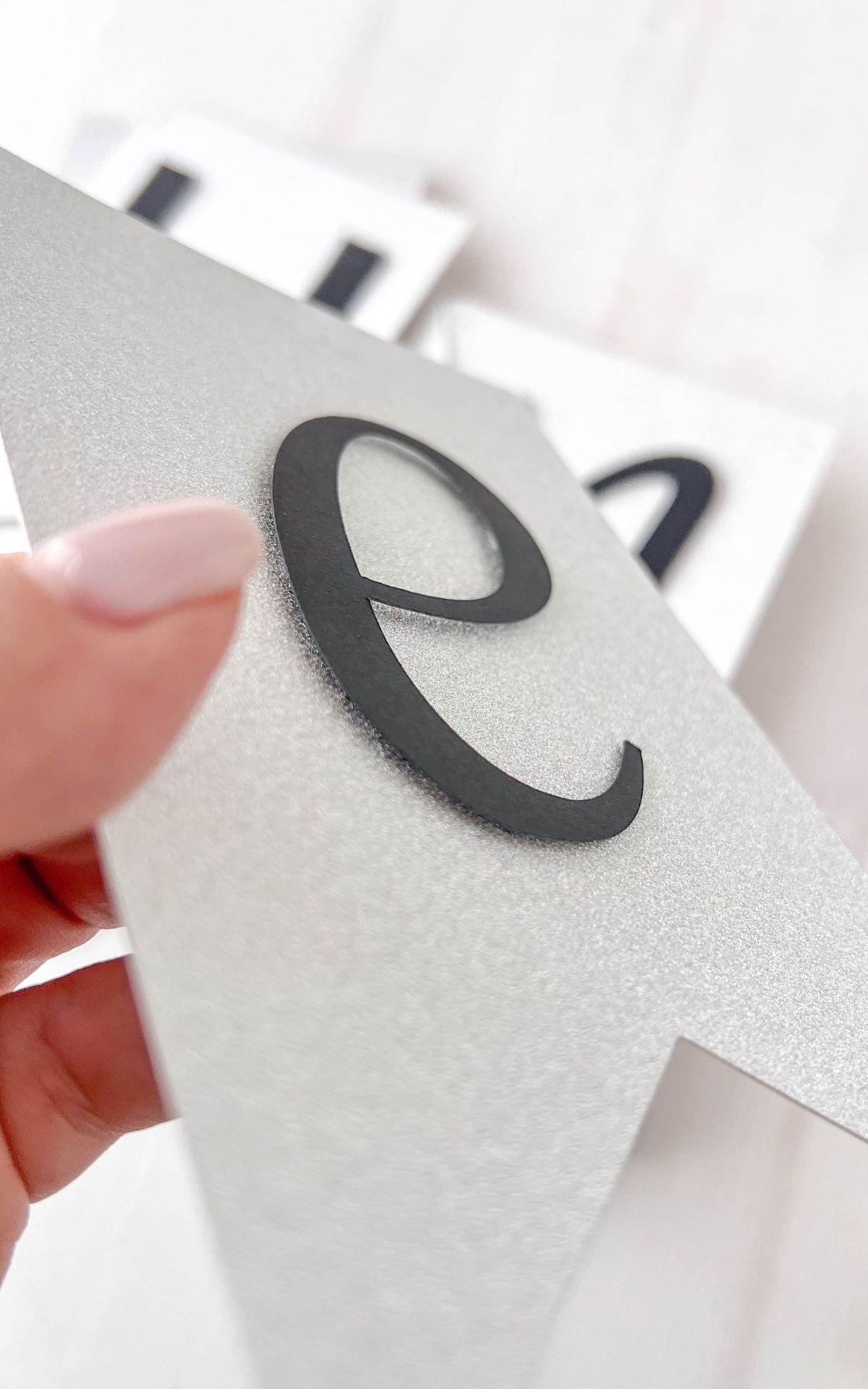 Basteln für Silvester: Funkelnde DIY Ideen für Girlanden und Tischdeko zu Silvester Glitzernde Silvesterdeko basteln mit Plotter: DIY-Ideen für Girlanden, Glücksgläser und Sektgläser in Gold und Schwarz. Perfekt für deine Silvesterparty!