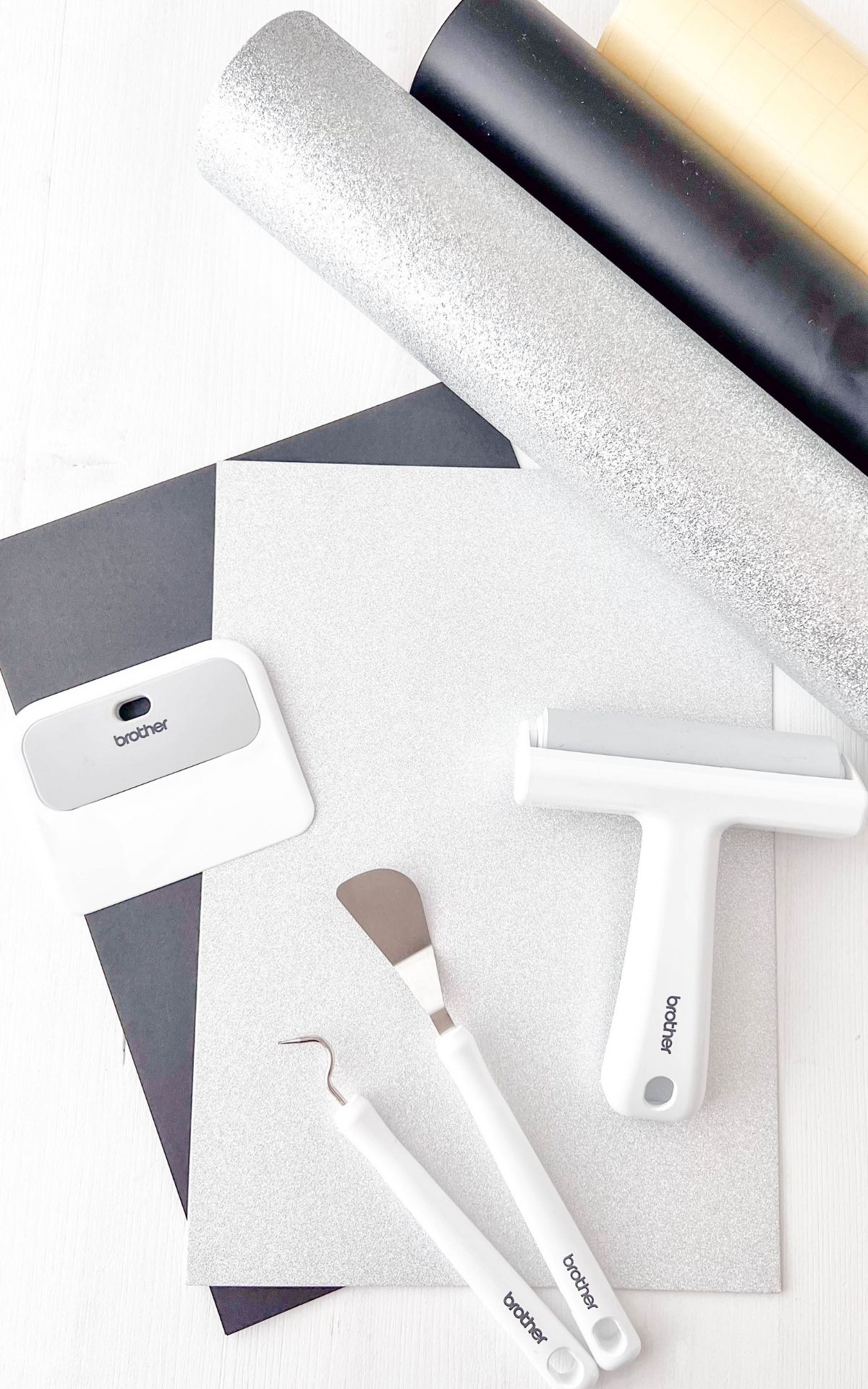 Basteln für Silvester: Funkelnde DIY Ideen für Girlanden und Tischdeko zu Silvester Glitzernde Silvesterdeko basteln mit Plotter: DIY-Ideen für Girlanden, Glücksgläser und Sektgläser in Gold und Schwarz. Perfekt für deine Silvesterparty!