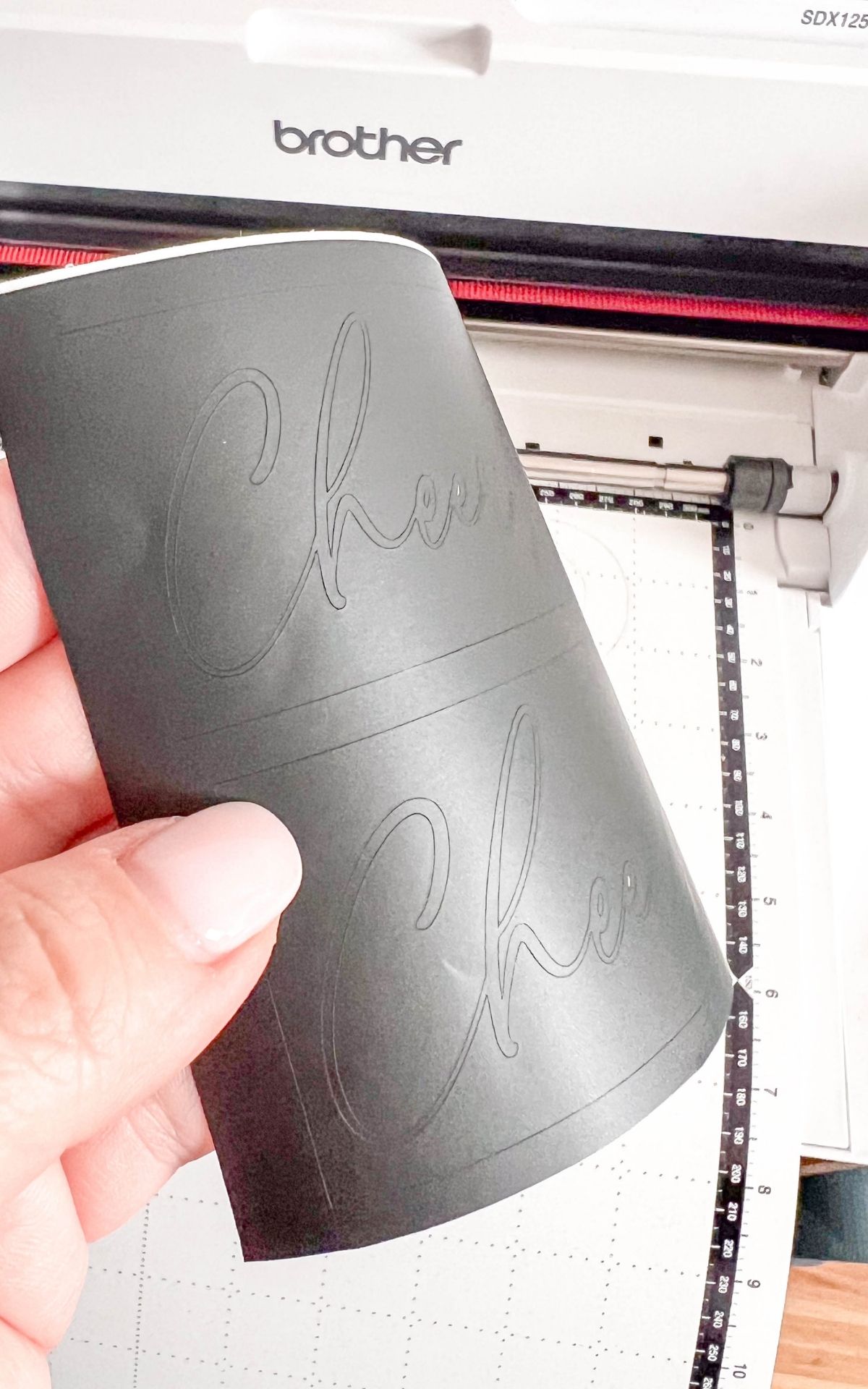 Basteln für Silvester: Funkelnde DIY Ideen für Girlanden und Tischdeko zu Silvester Glitzernde Silvesterdeko basteln mit Plotter: DIY-Ideen für Girlanden, Glücksgläser und Sektgläser in Gold und Schwarz. Perfekt für deine Silvesterparty!