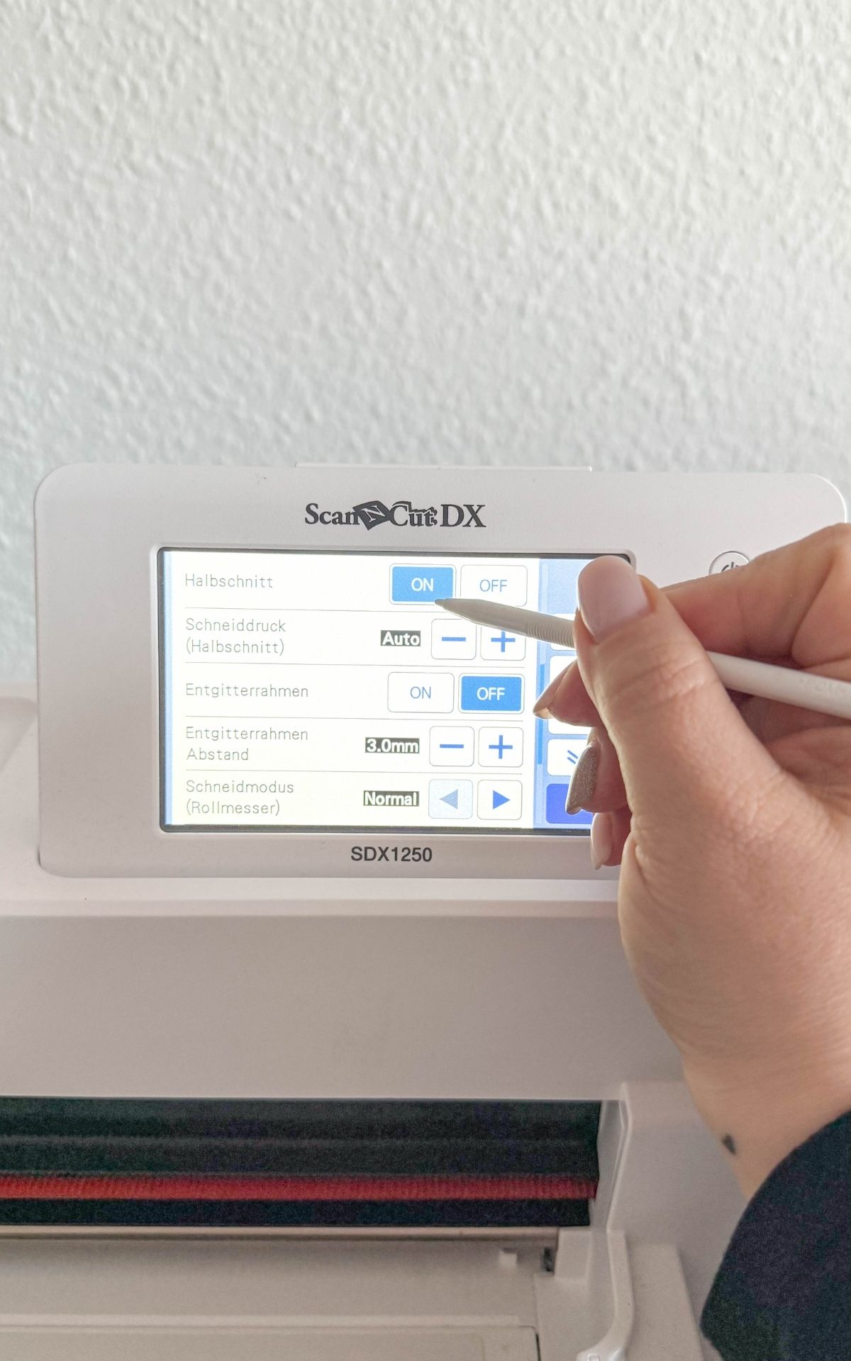 Basteln für Silvester: Funkelnde DIY Ideen für Girlanden und Tischdeko zu Silvester Glitzernde Silvesterdeko basteln mit Plotter: DIY-Ideen für Girlanden, Glücksgläser und Sektgläser in Gold und Schwarz. Perfekt für deine Silvesterparty!