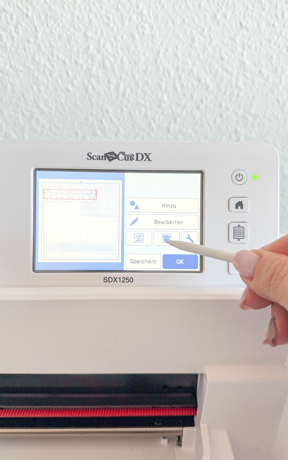 Basteln für Silvester: Funkelnde DIY Ideen für Girlanden und Tischdeko zu Silvester Glitzernde Silvesterdeko basteln mit Plotter: DIY-Ideen für Girlanden, Glücksgläser und Sektgläser in Gold und Schwarz. Perfekt für deine Silvesterparty!