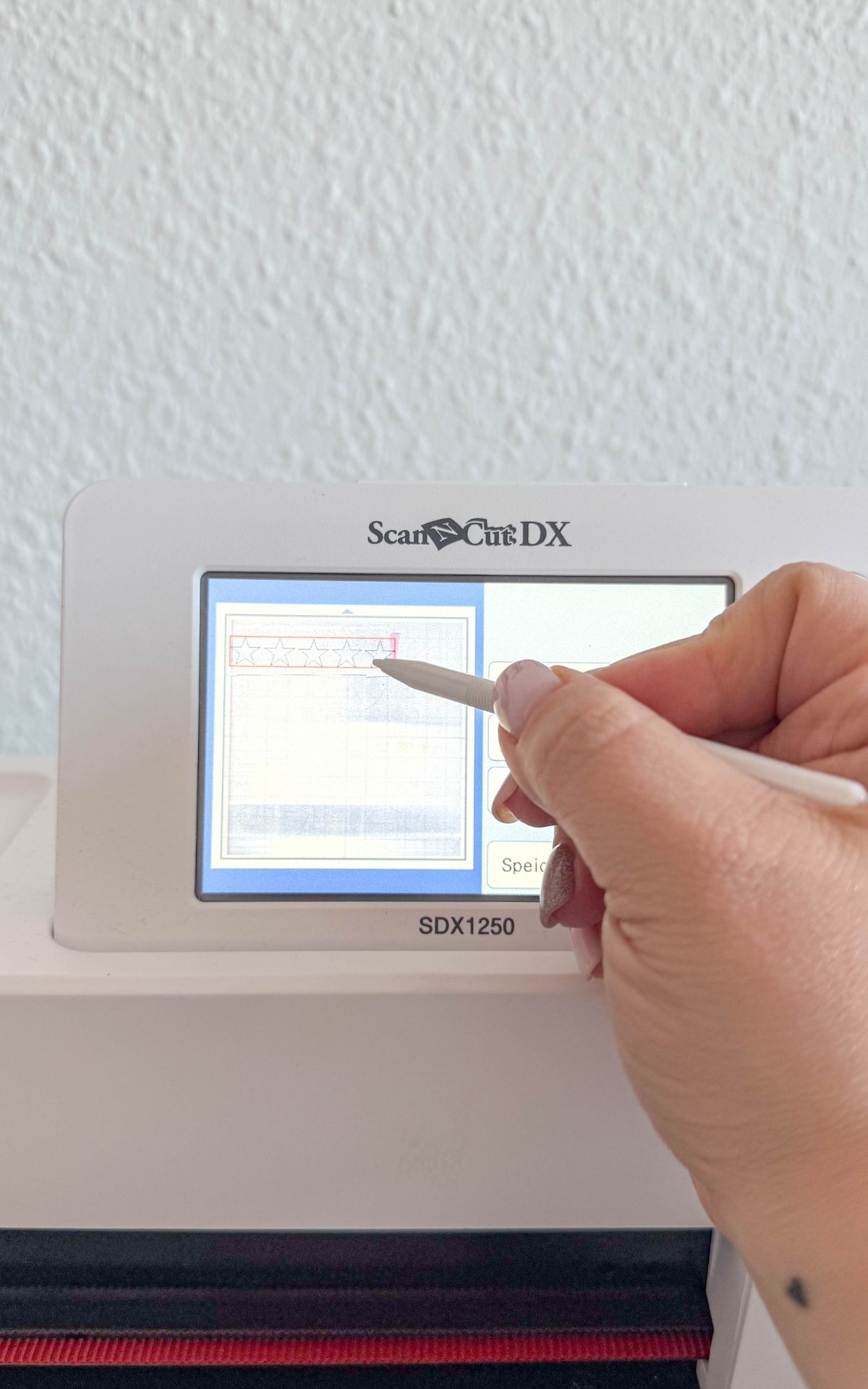 Basteln für Silvester: Funkelnde DIY Ideen für Girlanden und Tischdeko zu Silvester Glitzernde Silvesterdeko basteln mit Plotter: DIY-Ideen für Girlanden, Glücksgläser und Sektgläser in Gold und Schwarz. Perfekt für deine Silvesterparty!