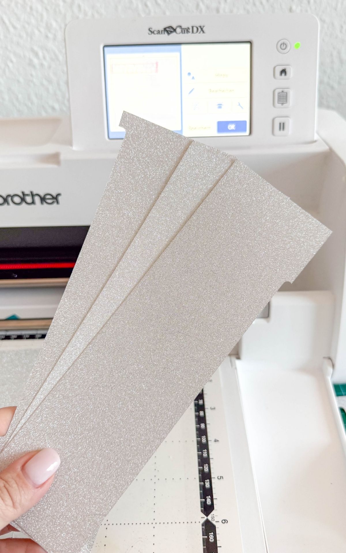 Basteln für Silvester: Funkelnde DIY Ideen für Girlanden und Tischdeko zu Silvester Glitzernde Silvesterdeko basteln mit Plotter: DIY-Ideen für Girlanden, Glücksgläser und Sektgläser in Gold und Schwarz. Perfekt für deine Silvesterparty!