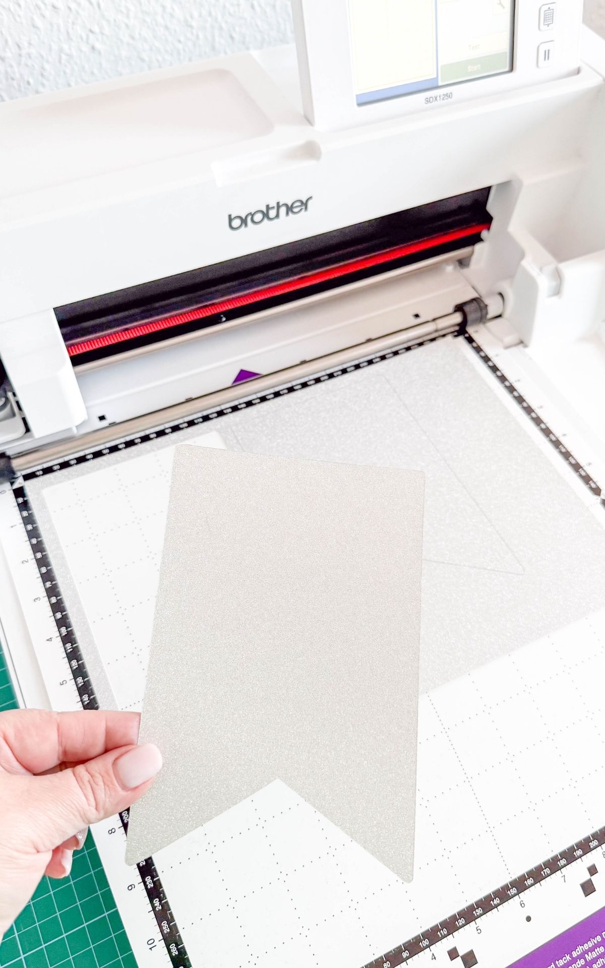 Basteln für Silvester: Funkelnde DIY Ideen für Girlanden und Tischdeko zu Silvester Glitzernde Silvesterdeko basteln mit Plotter: DIY-Ideen für Girlanden, Glücksgläser und Sektgläser in Gold und Schwarz. Perfekt für deine Silvesterparty!