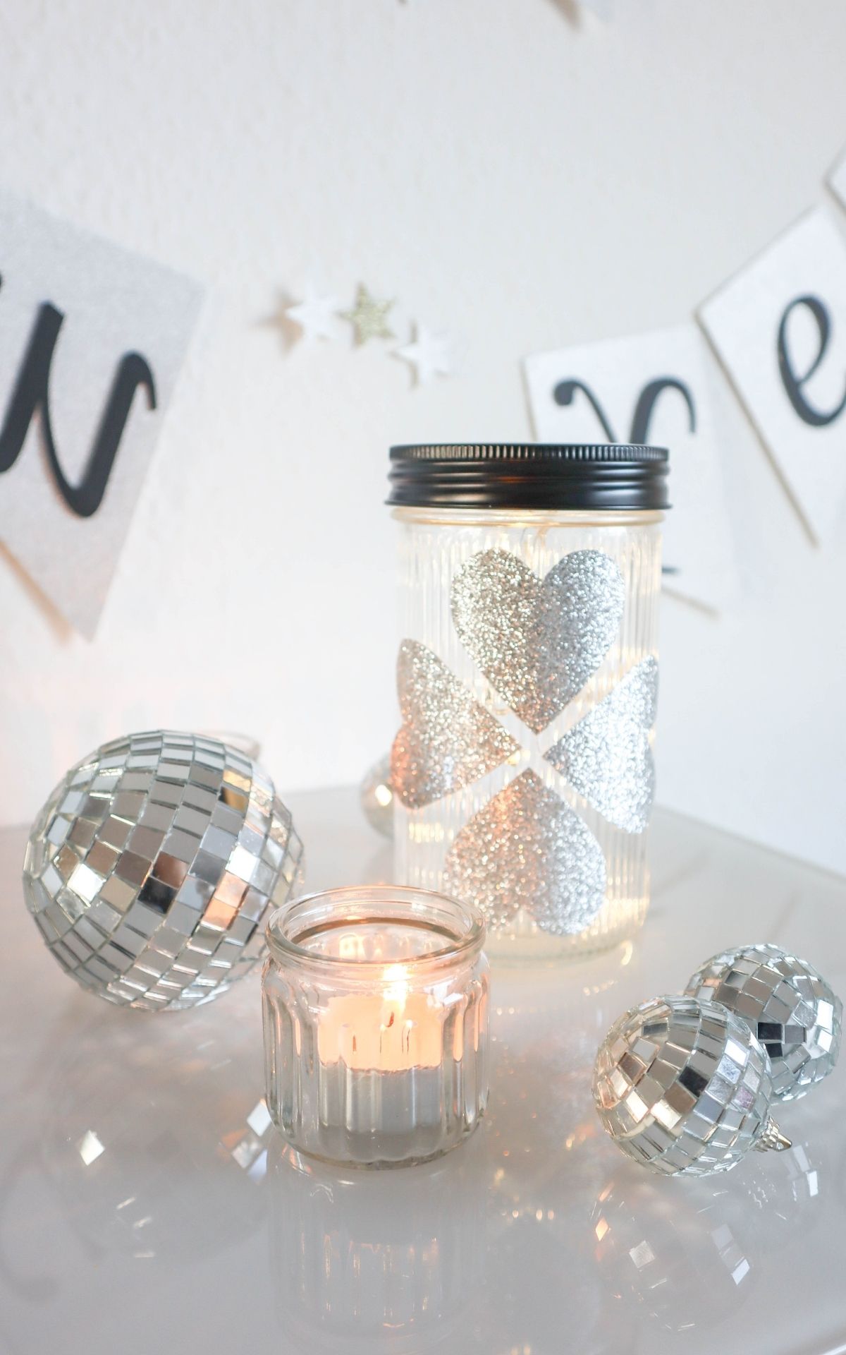 Basteln für Silvester: Funkelnde DIY Ideen für Girlanden und Tischdeko zu Silvester Glitzernde Silvesterdeko basteln mit Plotter: DIY-Ideen für Girlanden, Glücksgläser und Sektgläser in Gold und Schwarz. Perfekt für deine Silvesterparty!