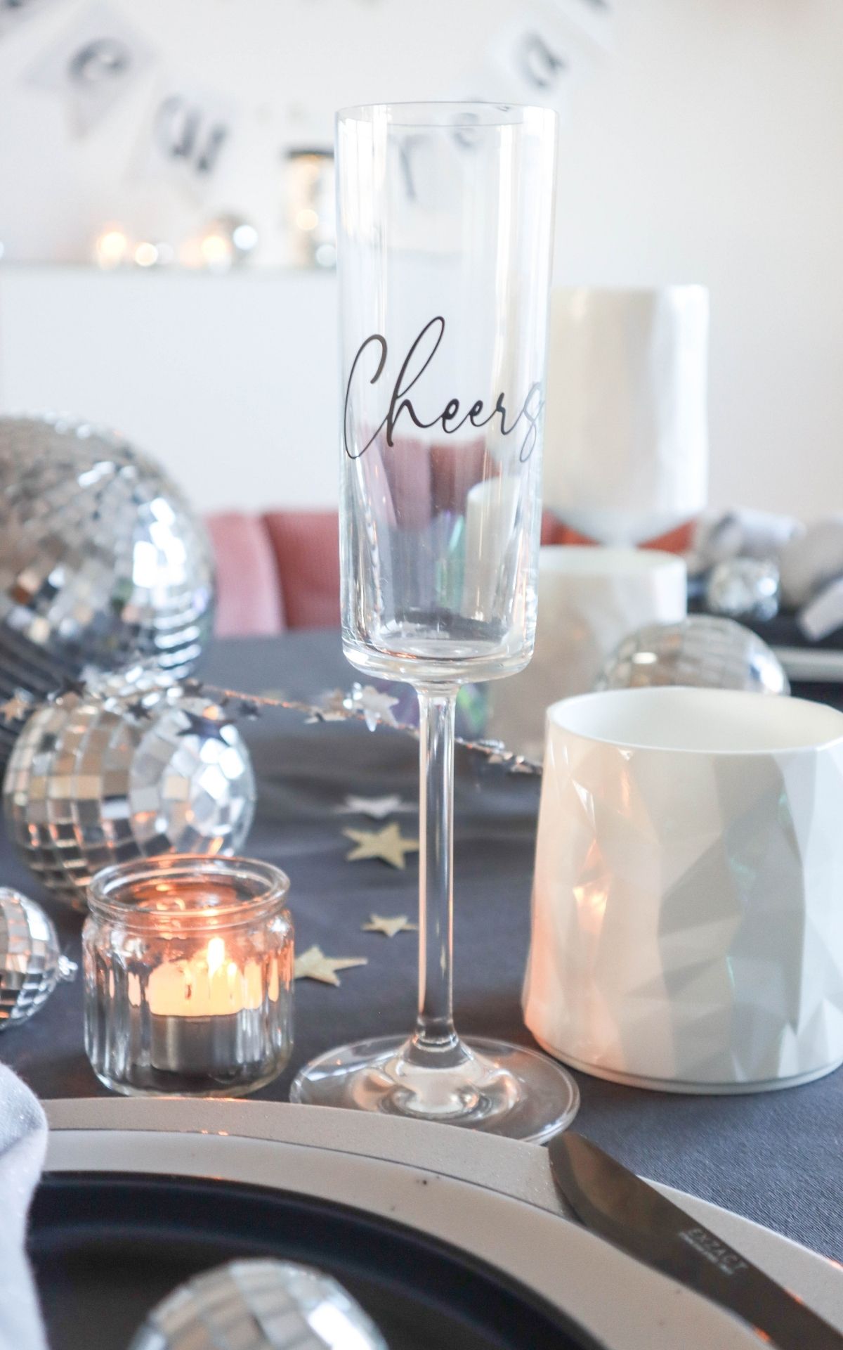 Basteln für Silvester: Funkelnde DIY Ideen für Girlanden und Tischdeko zu Silvester Glitzernde Silvesterdeko basteln mit Plotter: DIY-Ideen für Girlanden, Glücksgläser und Sektgläser in Gold und Schwarz. Perfekt für deine Silvesterparty!