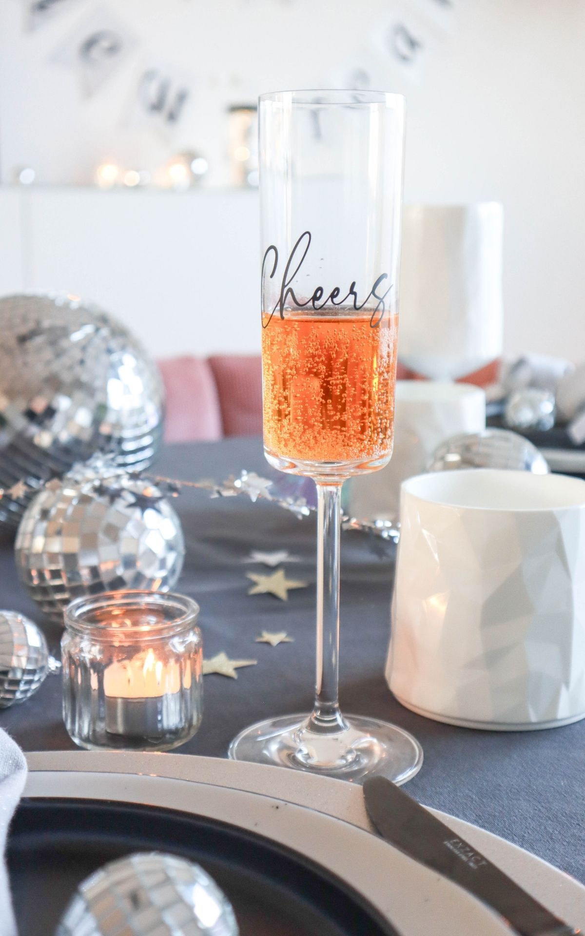 Basteln für Silvester: Funkelnde DIY Ideen für Girlanden und Tischdeko zu Silvester Glitzernde Silvesterdeko basteln mit Plotter: DIY-Ideen für Girlanden, Glücksgläser und Sektgläser in Gold und Schwarz. Perfekt für deine Silvesterparty!