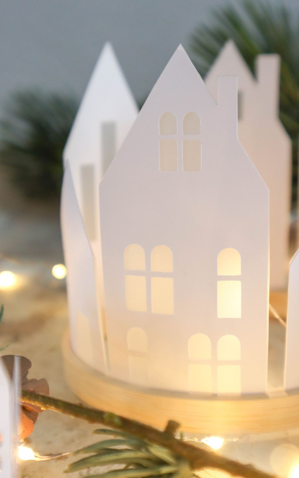 Adventsdeko selber machen: DIY Papierkranz mit Lichterhäusern basteln (bekannt aus SWR) Lichterhäuser aus Papier basteln und als leuchtenden Kranz arrangieren – so entsteht eine stimmungsvolle Adventsdeko zum Selbermachen.