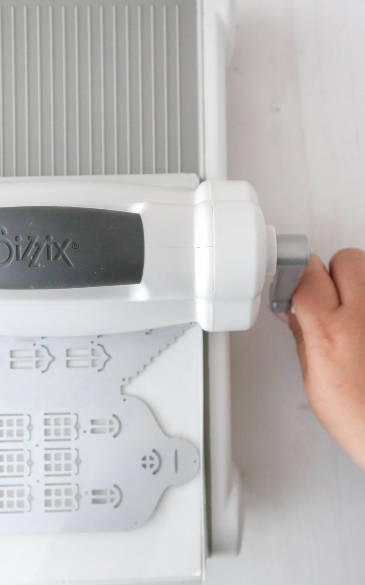 Adventsdeko selber machen: DIY Papierkranz mit Lichterhäusern basteln (bekannt aus SWR) Lichterhäuser aus Papier basteln und als leuchtenden Kranz arrangieren – so entsteht eine stimmungsvolle Adventsdeko zum Selbermachen.