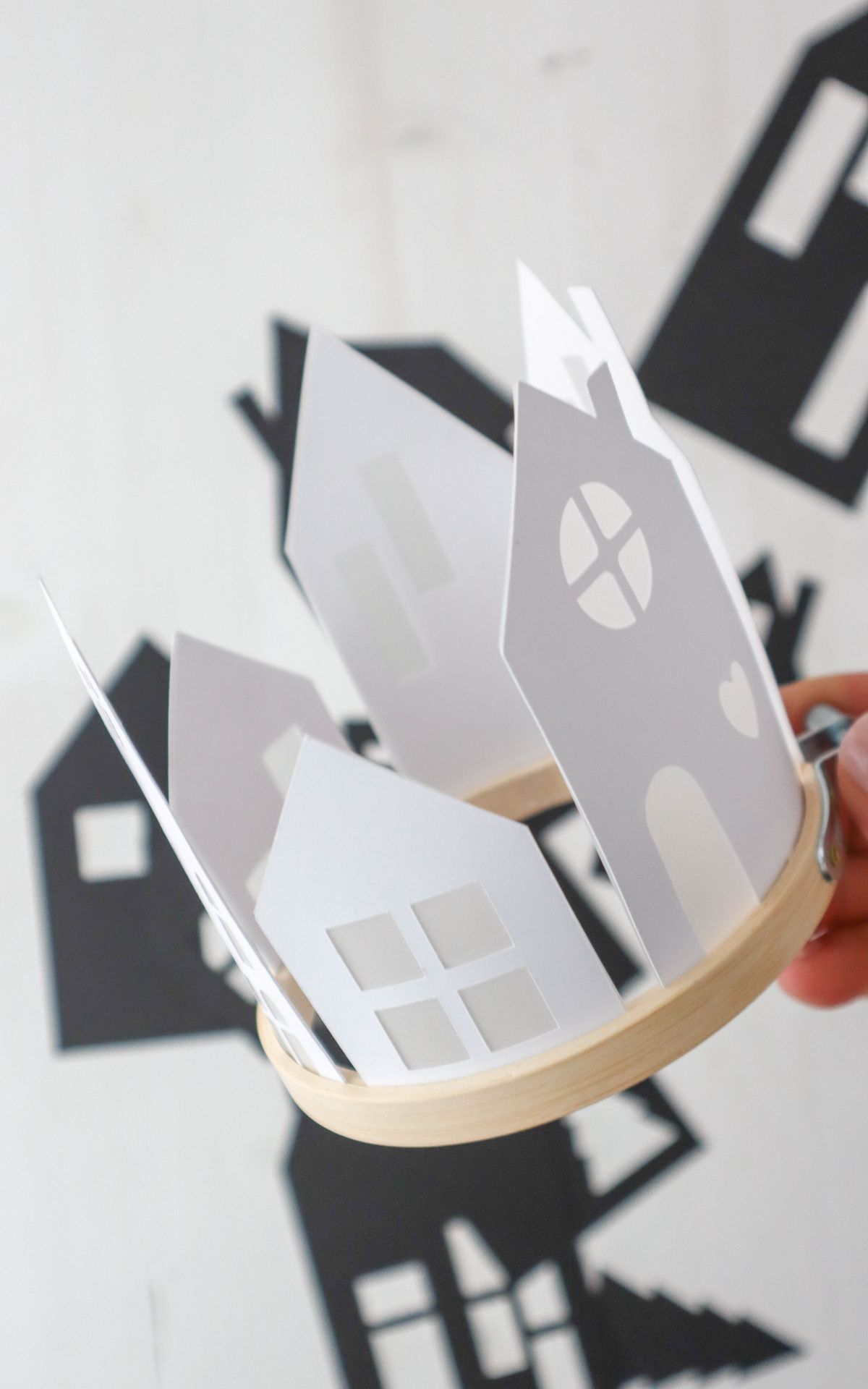 Adventsdeko selber machen: DIY Papierkranz mit Lichterhäusern basteln (bekannt aus SWR) Lichterhäuser aus Papier basteln und als leuchtenden Kranz arrangieren – so entsteht eine stimmungsvolle Adventsdeko zum Selbermachen.