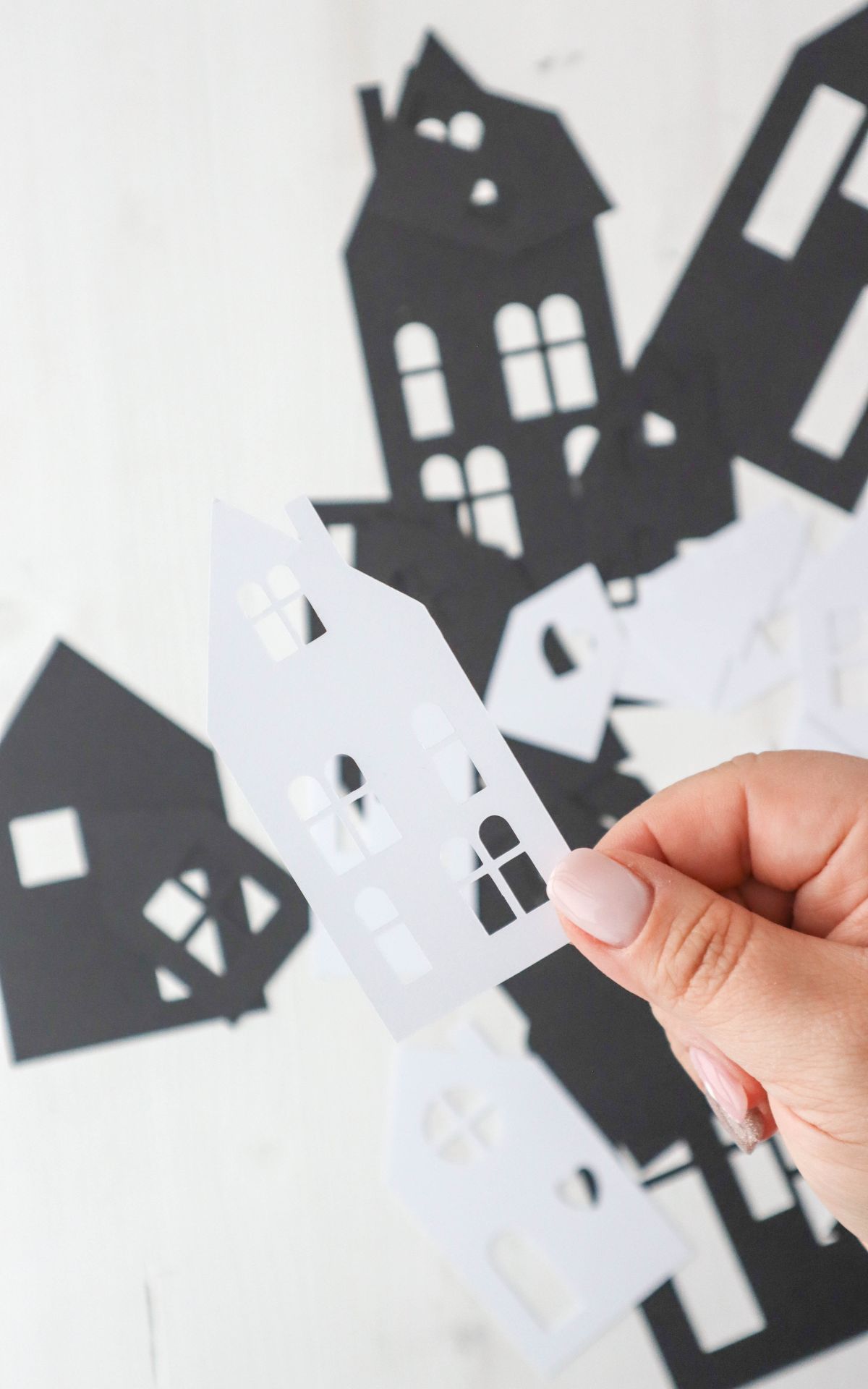 Adventsdeko selber machen: DIY Papierkranz mit Lichterhäusern basteln (bekannt aus SWR) Lichterhäuser aus Papier basteln und als leuchtenden Kranz arrangieren – so entsteht eine stimmungsvolle Adventsdeko zum Selbermachen.