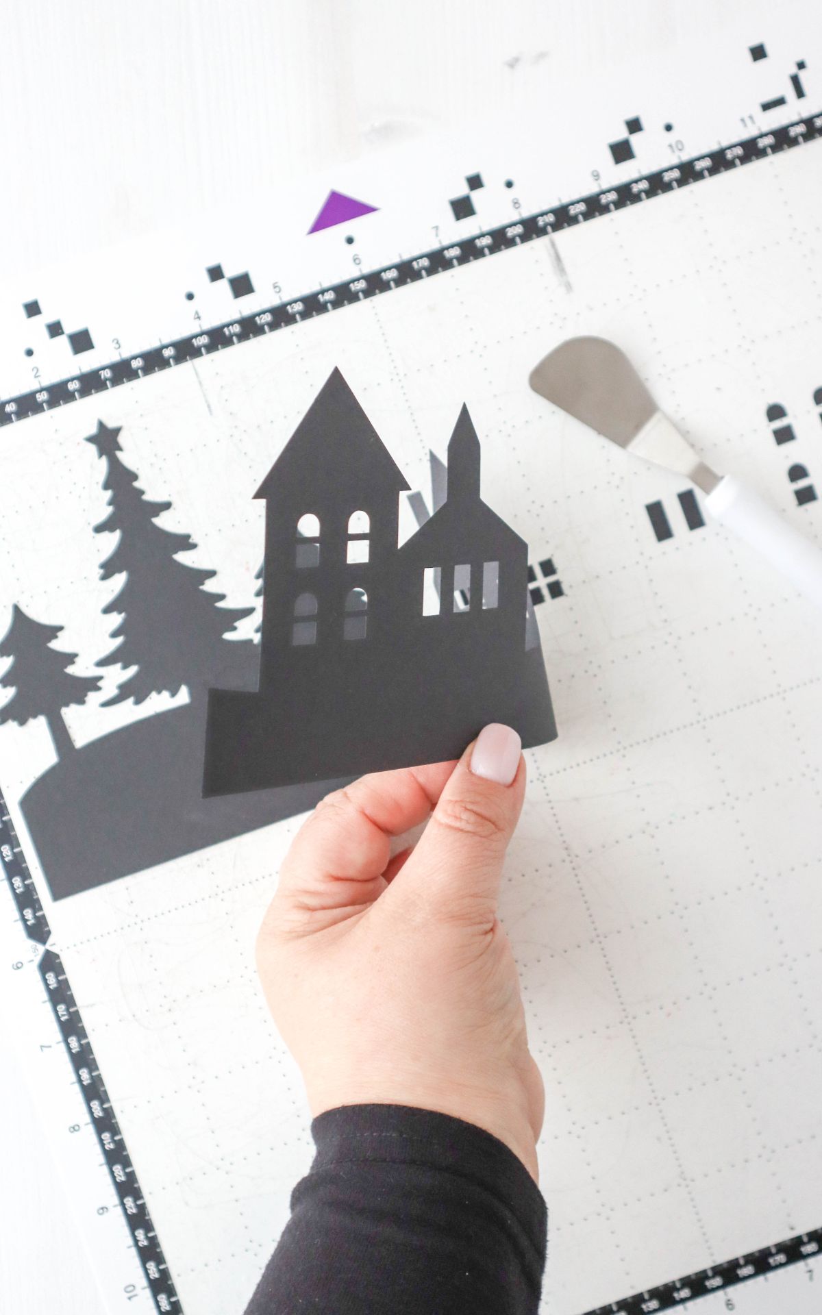 Adventsdeko selber machen: DIY Papierkranz mit Lichterhäusern basteln (bekannt aus SWR) Lichterhäuser aus Papier basteln und als leuchtenden Kranz arrangieren – so entsteht eine stimmungsvolle Adventsdeko zum Selbermachen.