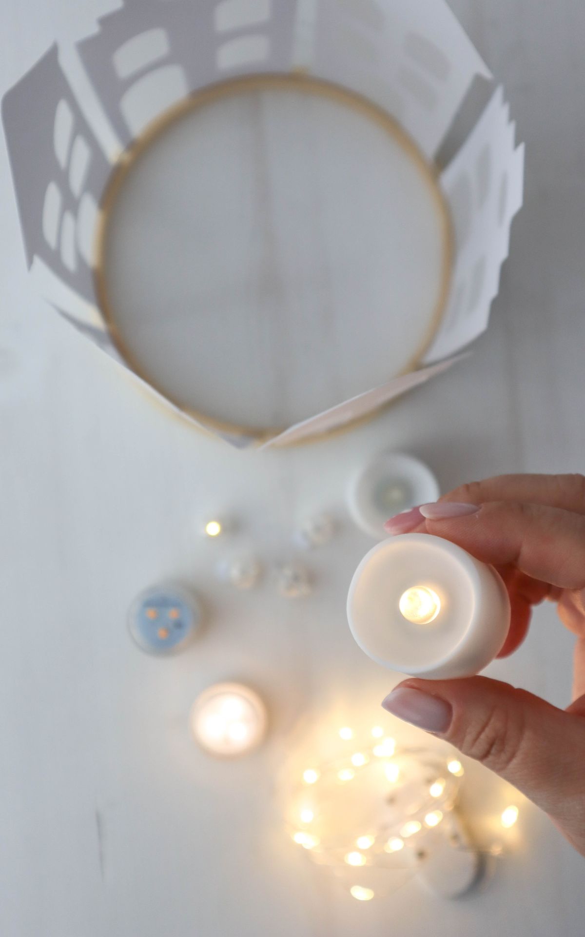 Adventsdeko selber machen: DIY Papierkranz mit Lichterhäusern basteln (bekannt aus SWR) Lichterhäuser aus Papier basteln und als leuchtenden Kranz arrangieren – so entsteht eine stimmungsvolle Adventsdeko zum Selbermachen.