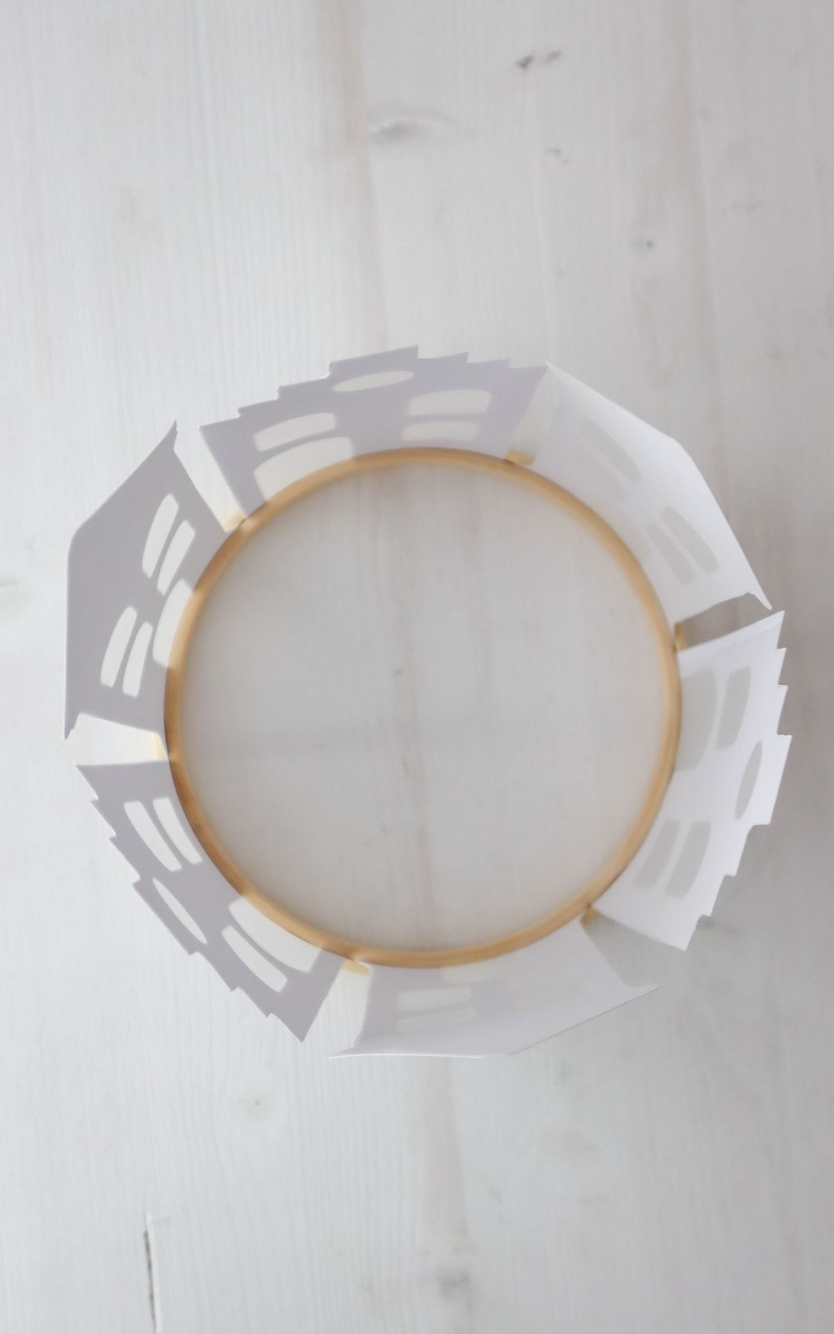 Adventsdeko selber machen: DIY Papierkranz mit Lichterhäusern basteln (bekannt aus SWR) Lichterhäuser aus Papier basteln und als leuchtenden Kranz arrangieren – so entsteht eine stimmungsvolle Adventsdeko zum Selbermachen.