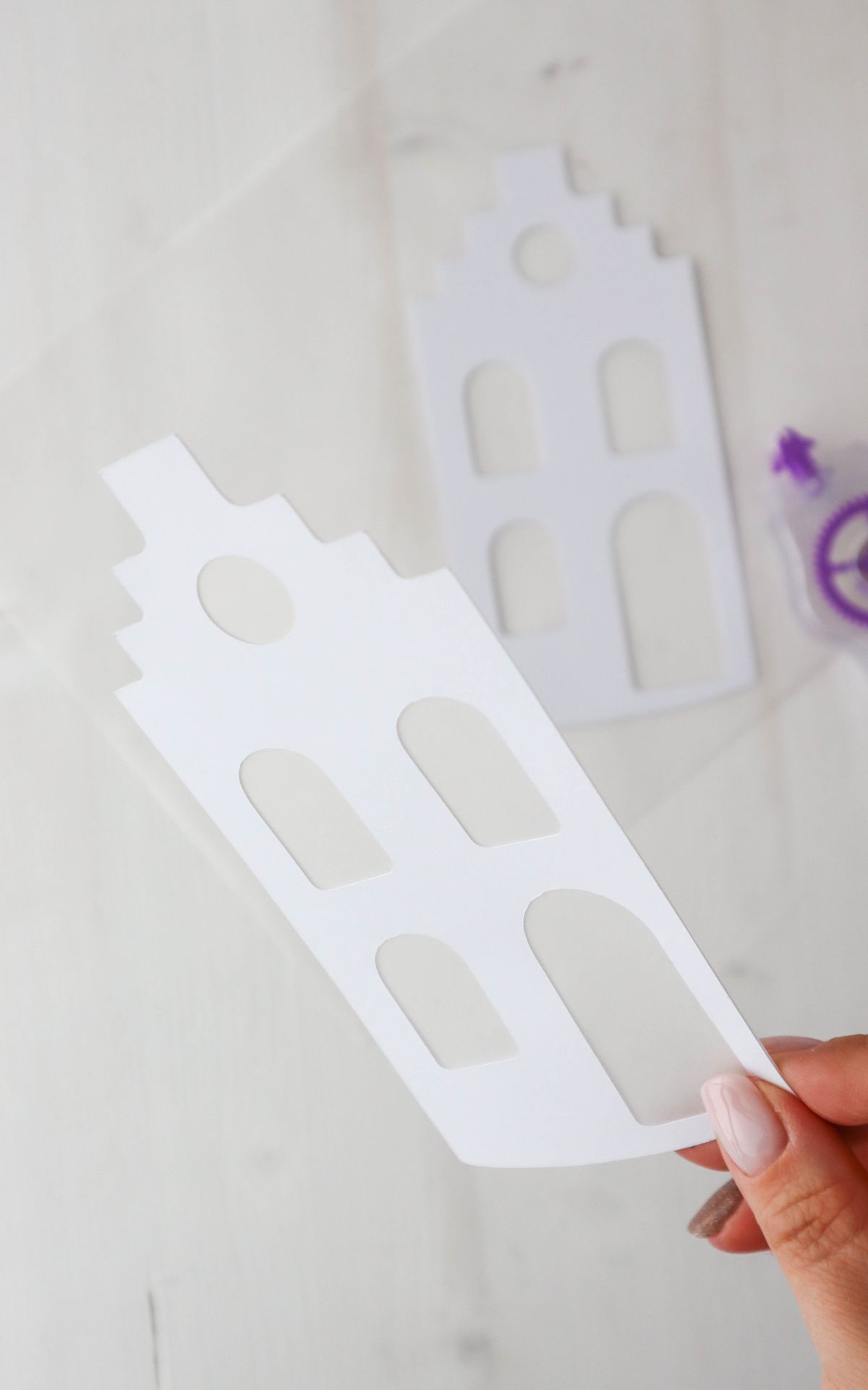 Adventsdeko selber machen: DIY Papierkranz mit Lichterhäusern basteln (bekannt aus SWR) Lichterhäuser aus Papier basteln und als leuchtenden Kranz arrangieren – so entsteht eine stimmungsvolle Adventsdeko zum Selbermachen.