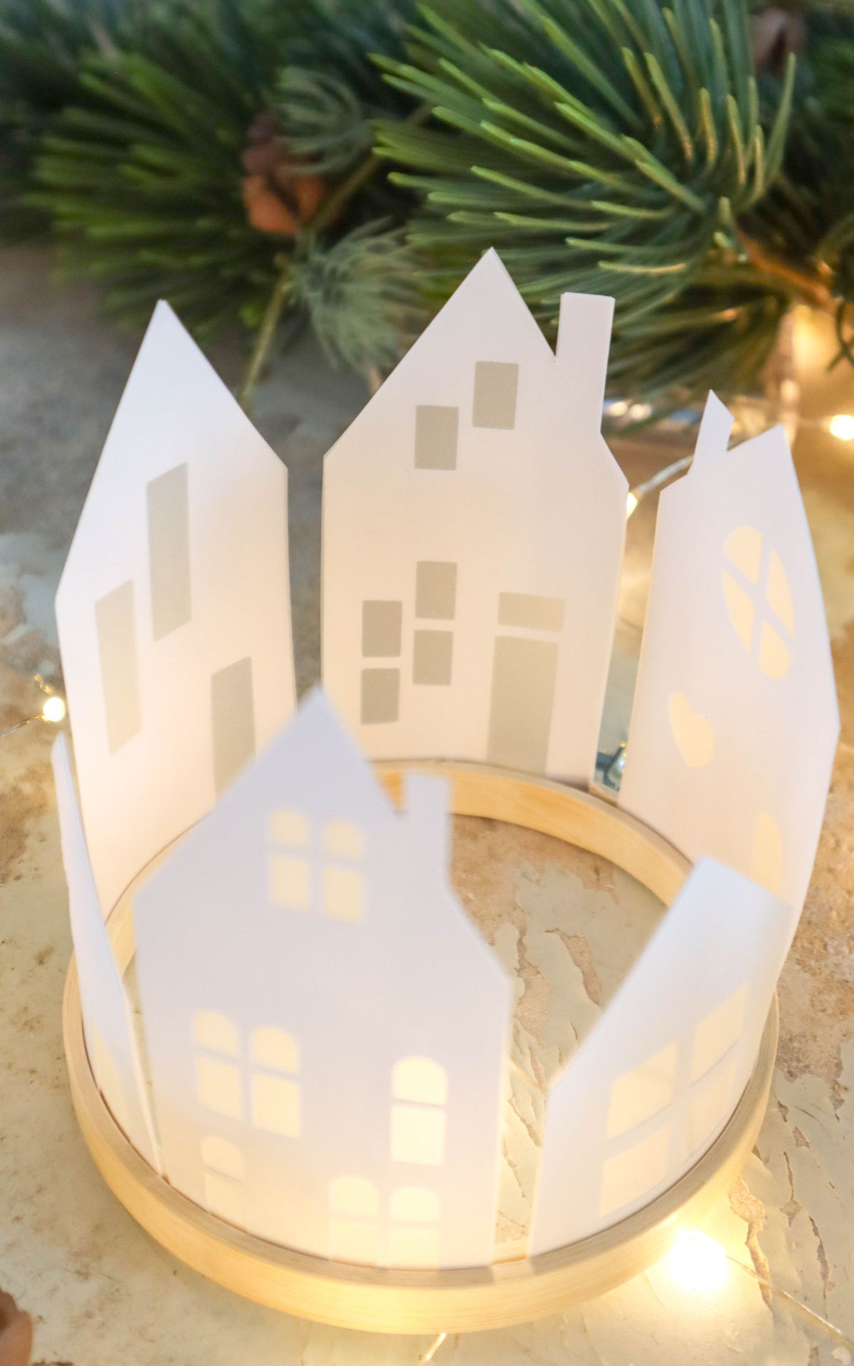 Adventsdeko selber machen: DIY Papierkranz mit Lichterhäusern basteln (bekannt aus SWR) Lichterhäuser aus Papier basteln und als leuchtenden Kranz arrangieren – so entsteht eine stimmungsvolle Adventsdeko zum Selbermachen.