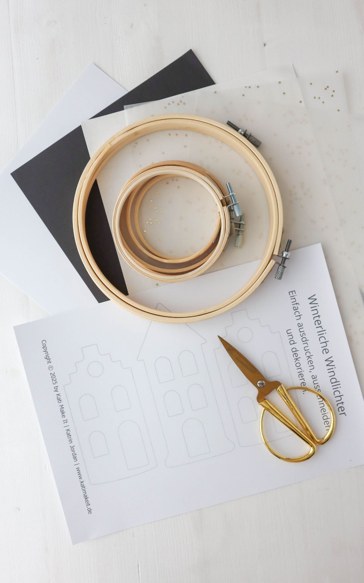 Adventsdeko selber machen: DIY Papierkranz mit Lichterhäusern basteln (bekannt aus SWR) Lichterhäuser aus Papier basteln und als leuchtenden Kranz arrangieren – so entsteht eine stimmungsvolle Adventsdeko zum Selbermachen.