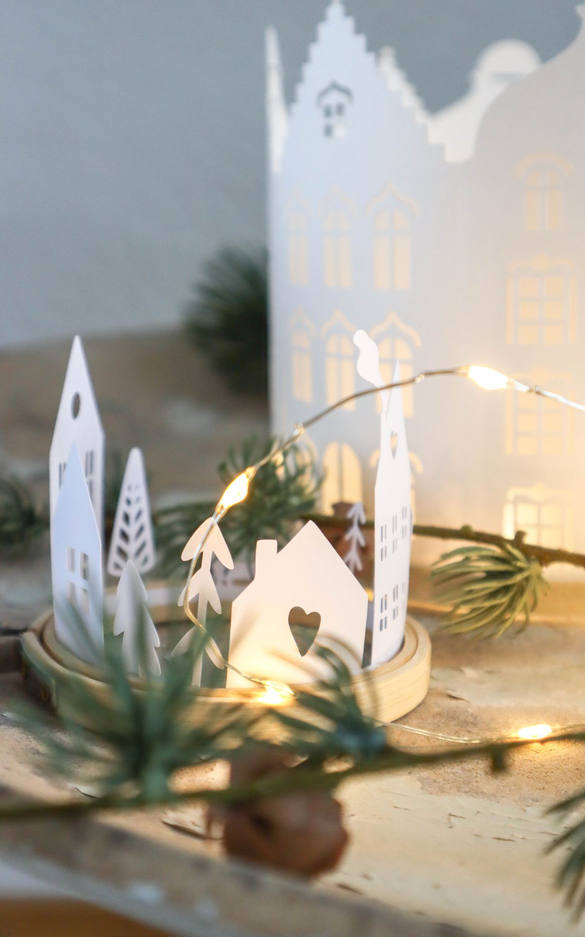 Adventsdeko selber machen: DIY Papierkranz mit Lichterhäusern basteln (bekannt aus SWR) Lichterhäuser aus Papier basteln und als leuchtenden Kranz arrangieren – so entsteht eine stimmungsvolle Adventsdeko zum Selbermachen.