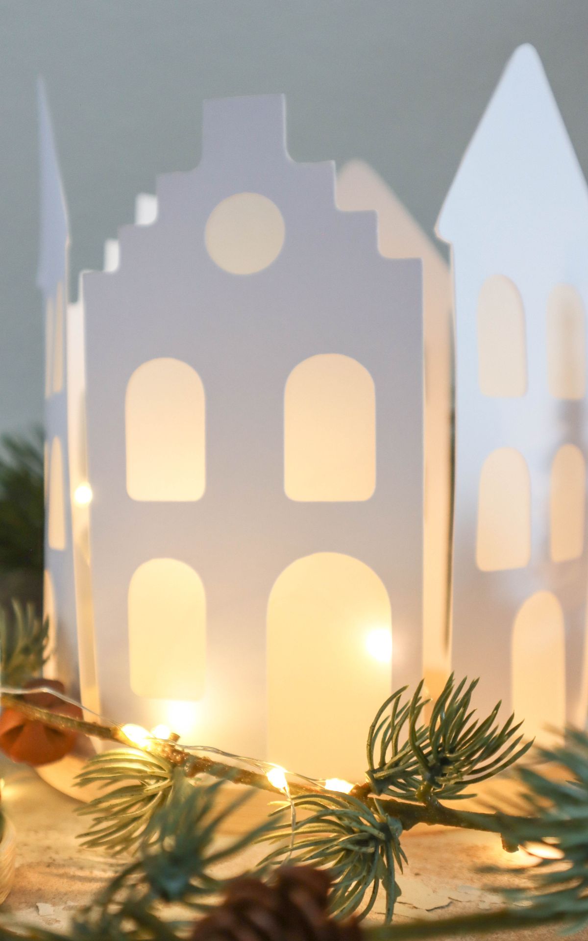 Adventsdeko selber machen: DIY Papierkranz mit Lichterhäusern basteln (bekannt aus SWR) Lichterhäuser aus Papier basteln und als leuchtenden Kranz arrangieren – so entsteht eine stimmungsvolle Adventsdeko zum Selbermachen.