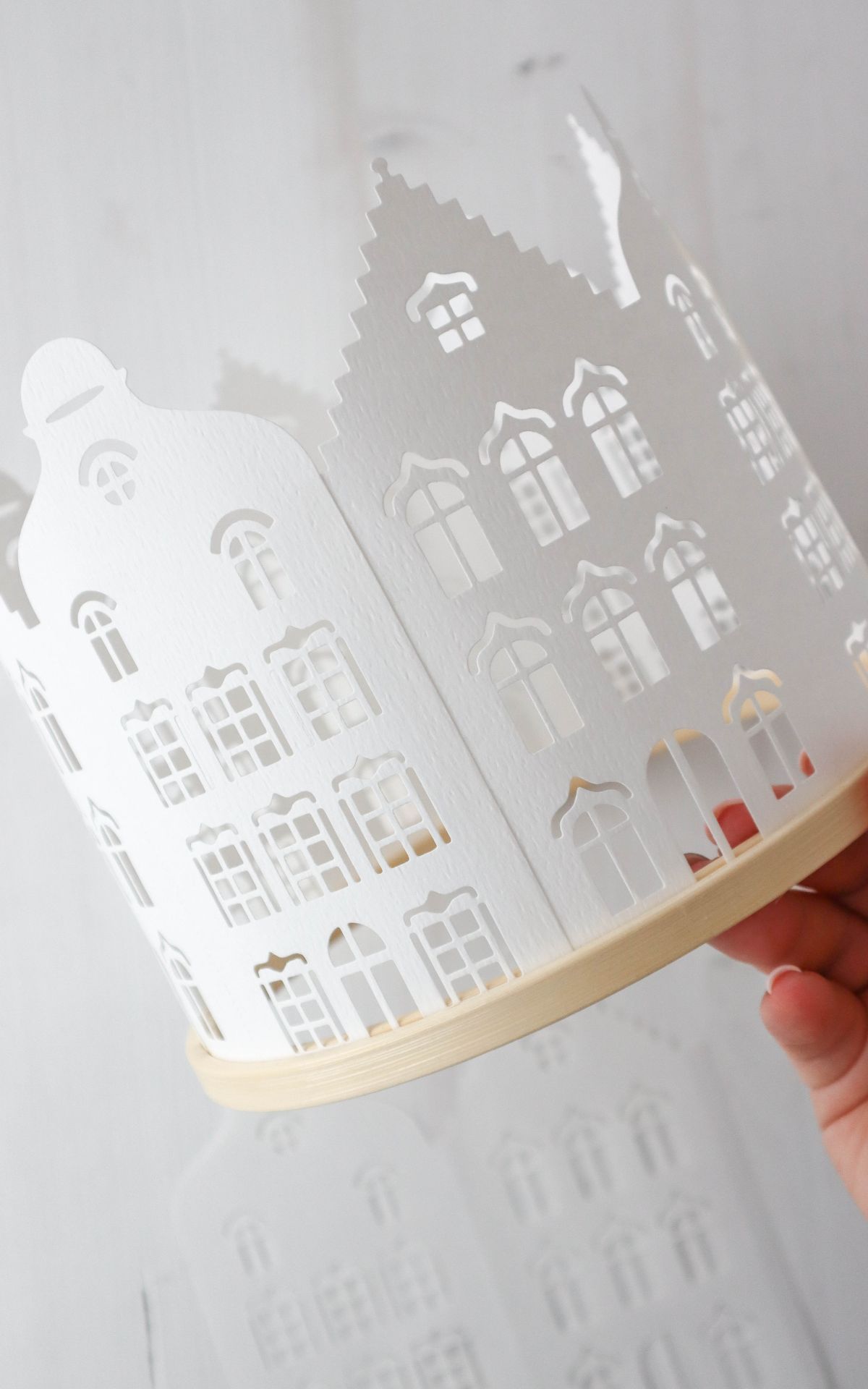 Adventsdeko selber machen: DIY Papierkranz mit Lichterhäusern basteln (bekannt aus SWR) Lichterhäuser aus Papier basteln und als leuchtenden Kranz arrangieren – so entsteht eine stimmungsvolle Adventsdeko zum Selbermachen.