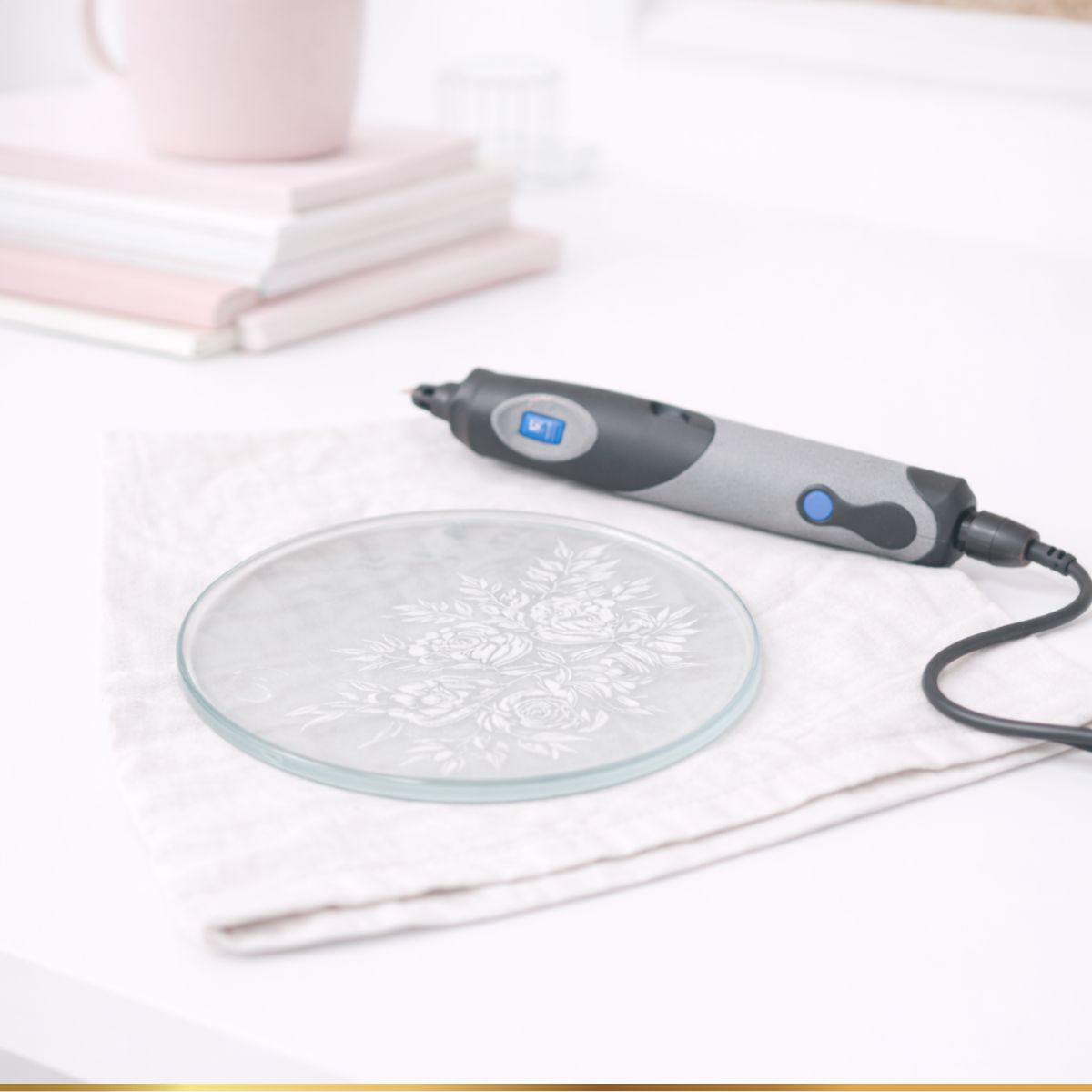 DIY Workshops auf der KREATIV Messe in Stuttgart - 05./06.04.2024 Besuche meine DIY Workshops auf der Kreativmesse Stuttgart 2026: Glas gravieren, Sticken mit Trockenblumen und Täschchen gestalten. Jetzt Platz sichern und kreative Zeit in Stuttgart erleben.und lass uns gemeinsam kreativ werden.